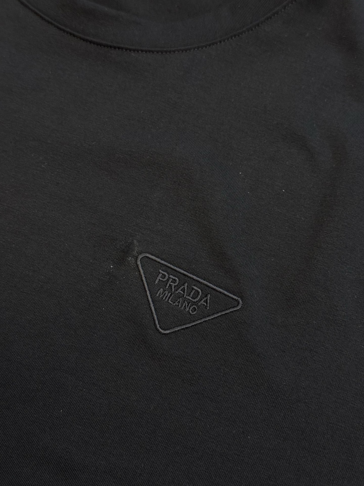 Pd embroidered stretch cotton long-sleeved T-shirt Selected 92% cotton + 8% spandex blended fabric, the cotton material brings a delicate and soft cloth texture, which is skin-friendly, breathable, and not easy to get stuffy and sweaty; combined with an appropriate amount of spandex, it gives the fabric just the right amount of resilience, allowing it to stretch without being tight and move without restriction. - Image 6
