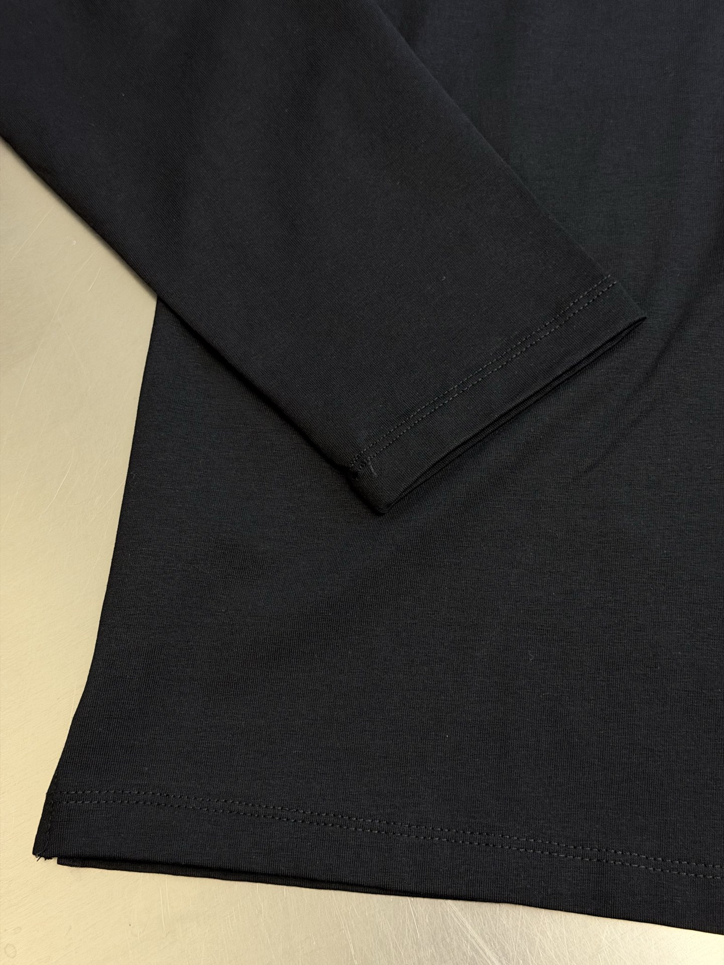 Pd embroidered stretch cotton long-sleeved T-shirt Selected 92% cotton + 8% spandex blended fabric, the cotton material brings a delicate and soft cloth texture, which is skin-friendly, breathable, and not easy to get stuffy and sweaty; combined with an appropriate amount of spandex, it gives the fabric just the right amount of resilience, allowing it to stretch without being tight and move without restriction. - Image 7
