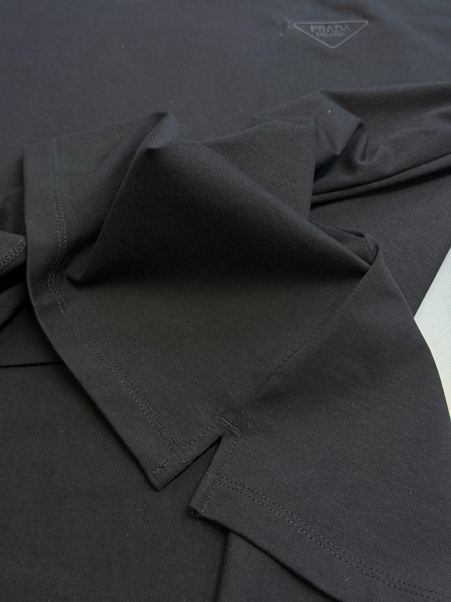 Pd embroidered stretch cotton long-sleeved T-shirt Selected 92% cotton + 8% spandex blended fabric, the cotton material brings a delicate and soft cloth texture, which is skin-friendly, breathable, and not easy to get stuffy and sweaty; combined with an appropriate amount of spandex, it gives the fabric just the right amount of resilience, allowing it to stretch without being tight and move without restriction. - Image 8