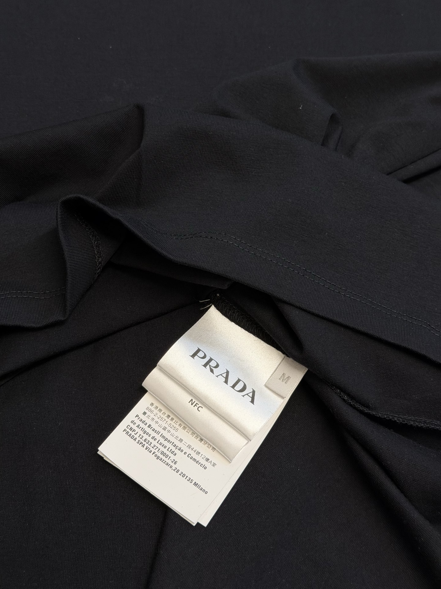 Pd embroidered stretch cotton long-sleeved T-shirt Selected 92% cotton + 8% spandex blended fabric, the cotton material brings a delicate and soft cloth texture, which is skin-friendly, breathable, and not easy to get stuffy and sweaty; combined with an appropriate amount of spandex, it gives the fabric just the right amount of resilience, allowing it to stretch without being tight and move without restriction. - Image 9