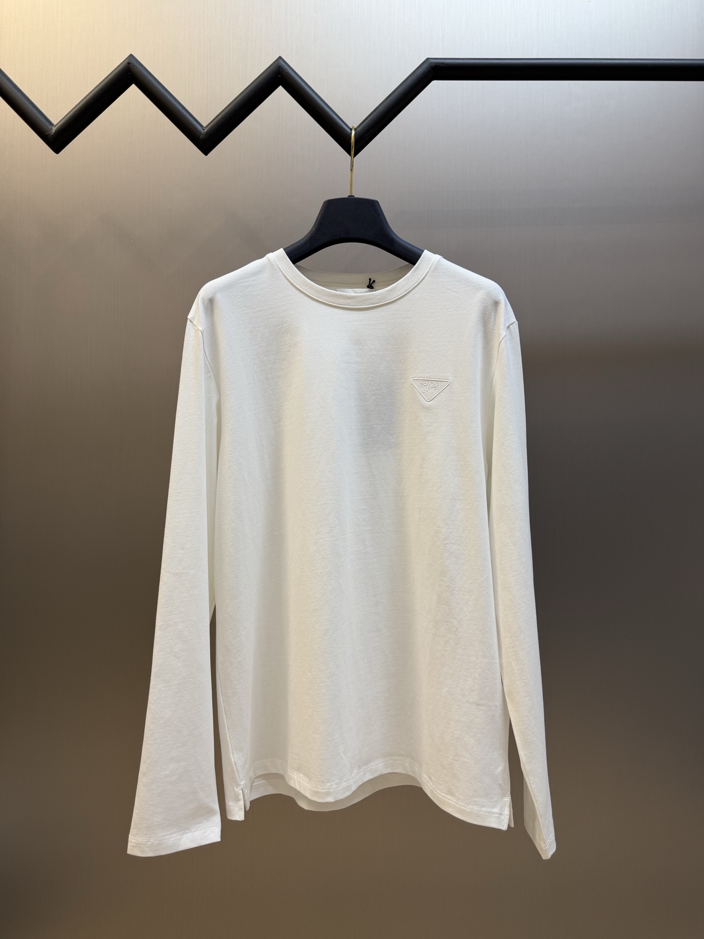 Pd embroidered stretch cotton long-sleeved T-shirt Selected 92% cotton + 8% spandex blended fabric, the cotton material brings a delicate and soft cloth texture, which is skin-friendly, breathable, and not easy to get stuffy and sweaty; combined with an appropriate amount of spandex, it gives the fabric just the right amount of resilience, allowing it to stretch without being tight and move without restriction.