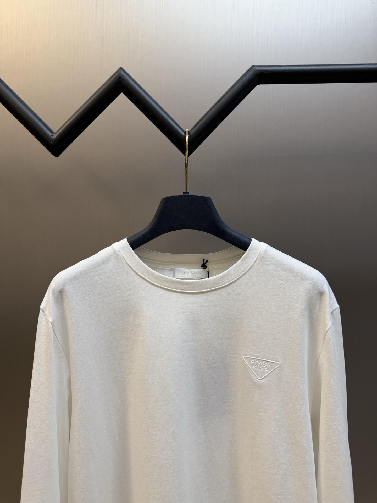 Pd embroidered stretch cotton long-sleeved T-shirt Selected 92% cotton + 8% spandex blended fabric, the cotton material brings a delicate and soft cloth texture, which is skin-friendly, breathable, and not easy to get stuffy and sweaty; combined with an appropriate amount of spandex, it gives the fabric just the right amount of resilience, allowing it to stretch without being tight and move without restriction. - Image 2
