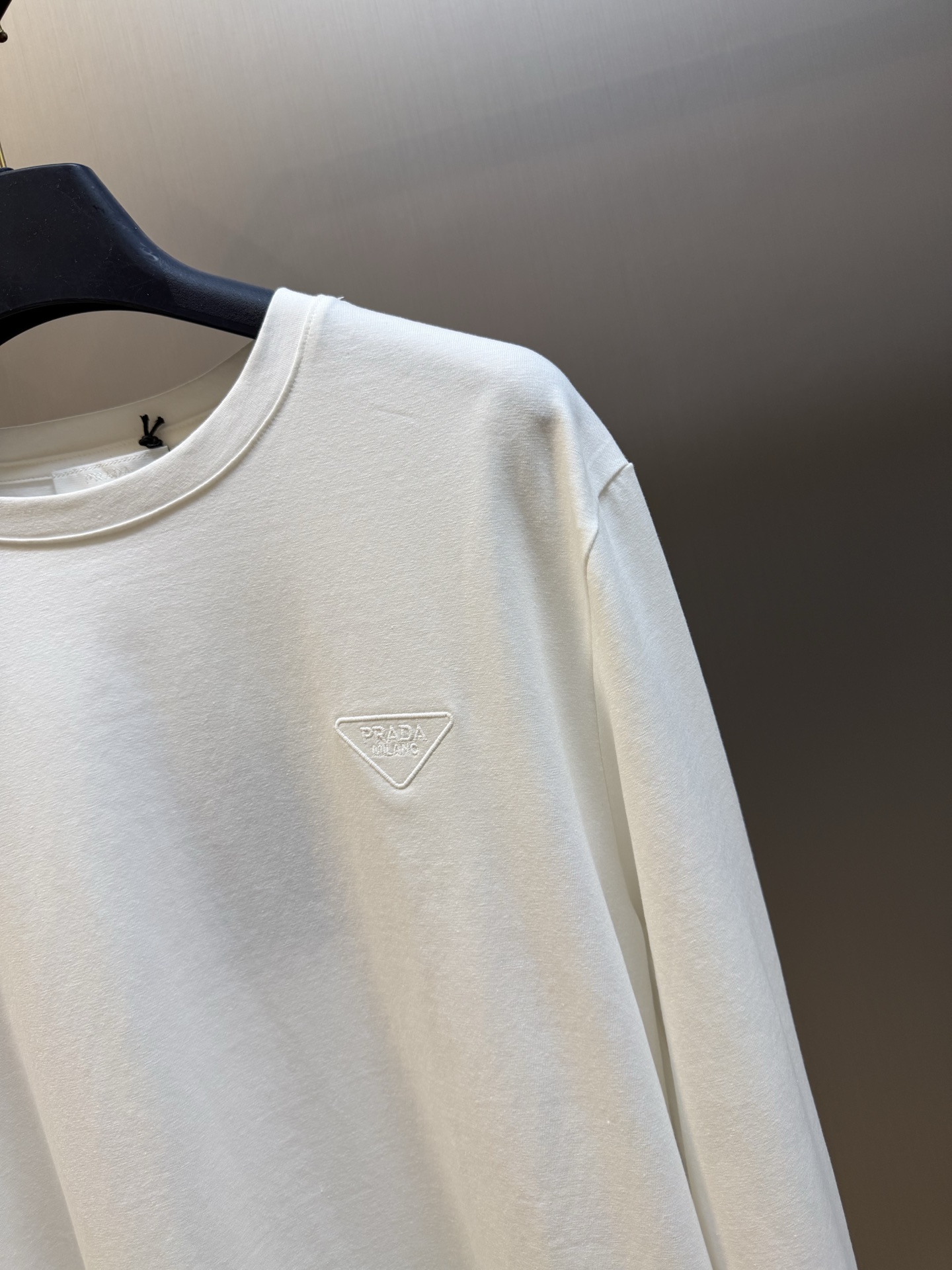 Pd embroidered stretch cotton long-sleeved T-shirt Selected 92% cotton + 8% spandex blended fabric, the cotton material brings a delicate and soft cloth texture, which is skin-friendly, breathable, and not easy to get stuffy and sweaty; combined with an appropriate amount of spandex, it gives the fabric just the right amount of resilience, allowing it to stretch without being tight and move without restriction. - Image 3