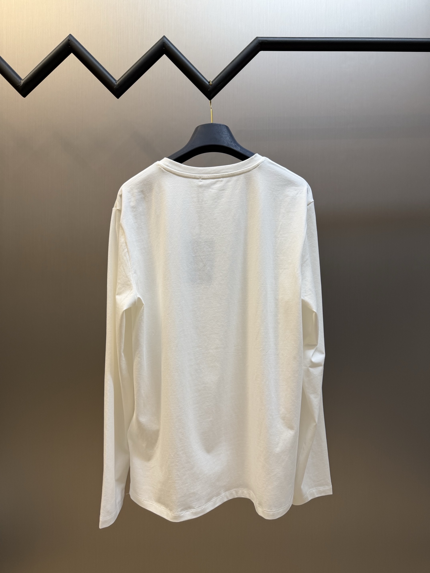 Pd embroidered stretch cotton long-sleeved T-shirt Selected 92% cotton + 8% spandex blended fabric, the cotton material brings a delicate and soft cloth texture, which is skin-friendly, breathable, and not easy to get stuffy and sweaty; combined with an appropriate amount of spandex, it gives the fabric just the right amount of resilience, allowing it to stretch without being tight and move without restriction. - Image 4