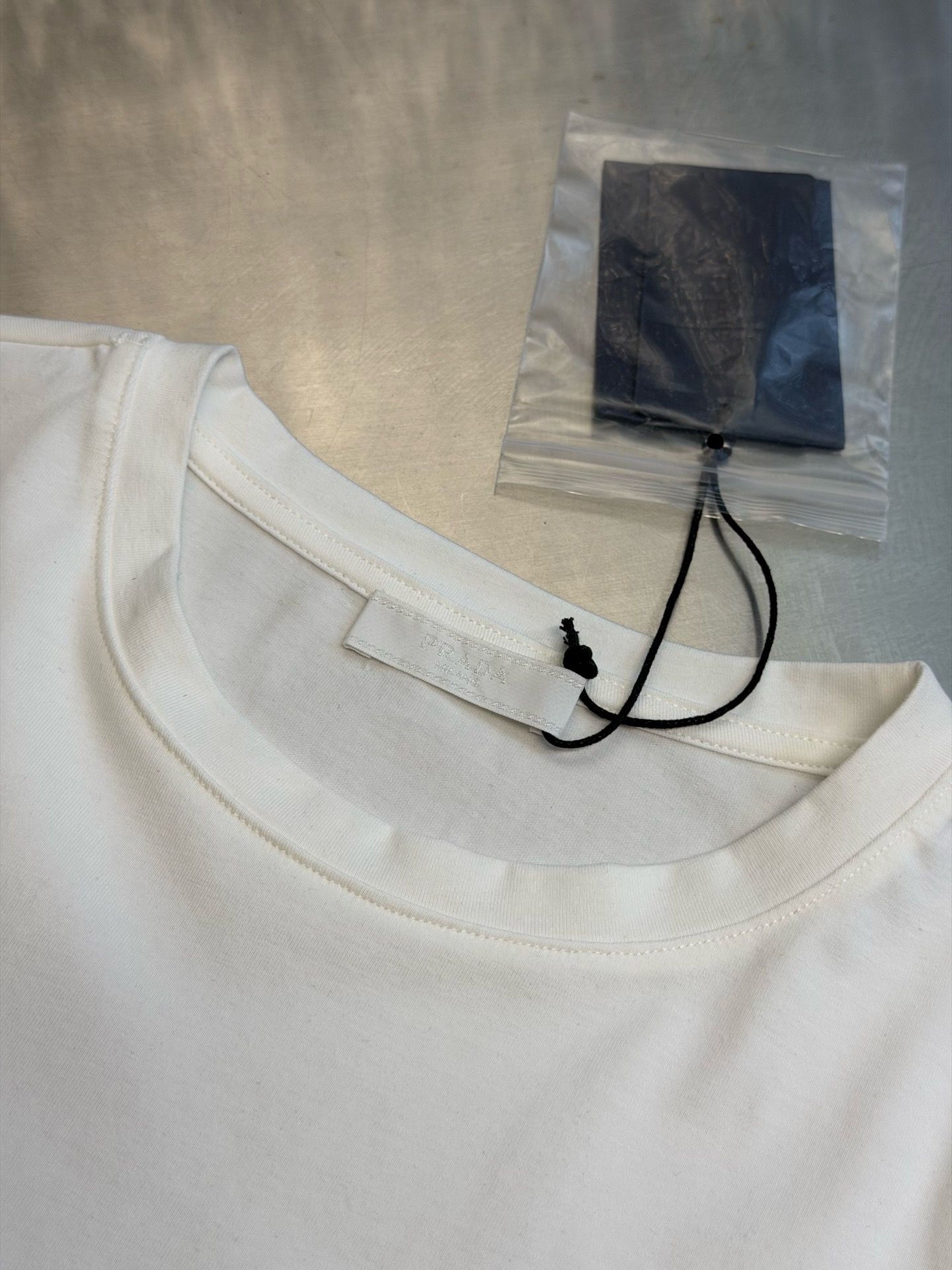 Pd embroidered stretch cotton long-sleeved T-shirt Selected 92% cotton + 8% spandex blended fabric, the cotton material brings a delicate and soft cloth texture, which is skin-friendly, breathable, and not easy to get stuffy and sweaty; combined with an appropriate amount of spandex, it gives the fabric just the right amount of resilience, allowing it to stretch without being tight and move without restriction. - Image 5