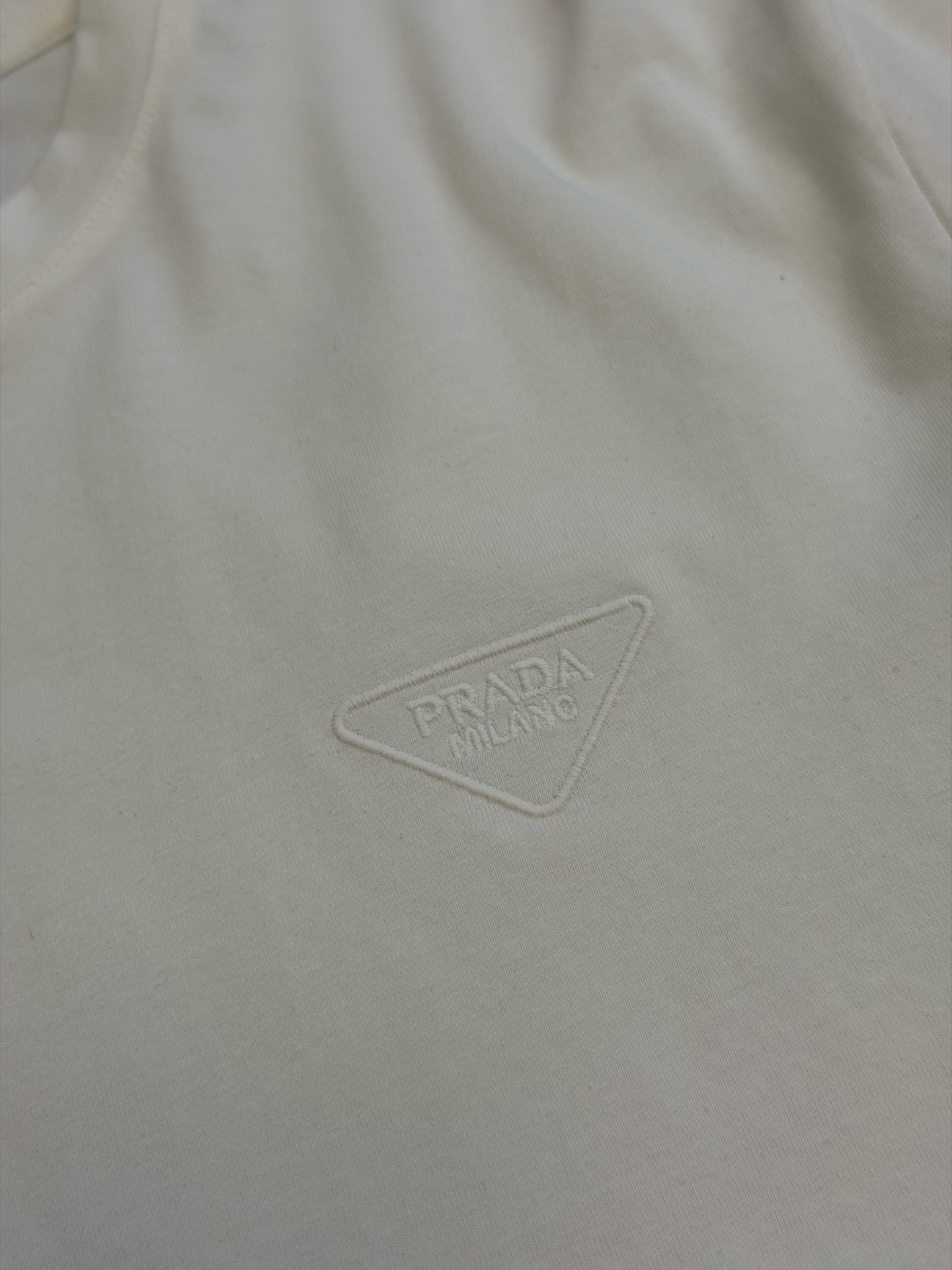 Pd embroidered stretch cotton long-sleeved T-shirt Selected 92% cotton + 8% spandex blended fabric, the cotton material brings a delicate and soft cloth texture, which is skin-friendly, breathable, and not easy to get stuffy and sweaty; combined with an appropriate amount of spandex, it gives the fabric just the right amount of resilience, allowing it to stretch without being tight and move without restriction. - Image 6