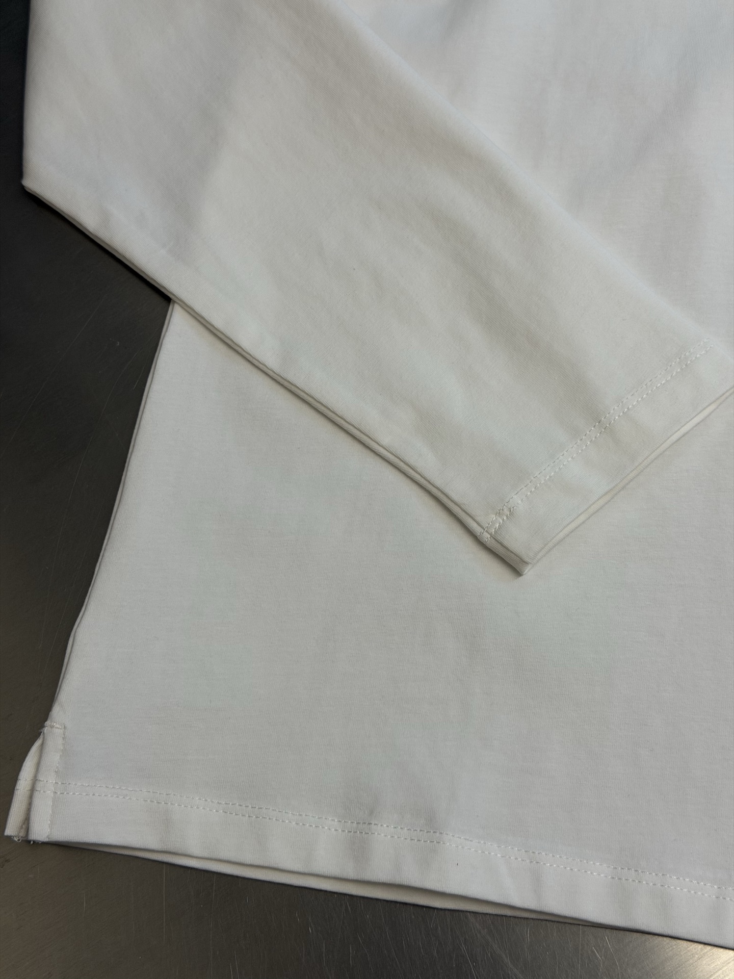 Pd embroidered stretch cotton long-sleeved T-shirt Selected 92% cotton + 8% spandex blended fabric, the cotton material brings a delicate and soft cloth texture, which is skin-friendly, breathable, and not easy to get stuffy and sweaty; combined with an appropriate amount of spandex, it gives the fabric just the right amount of resilience, allowing it to stretch without being tight and move without restriction. - Image 7