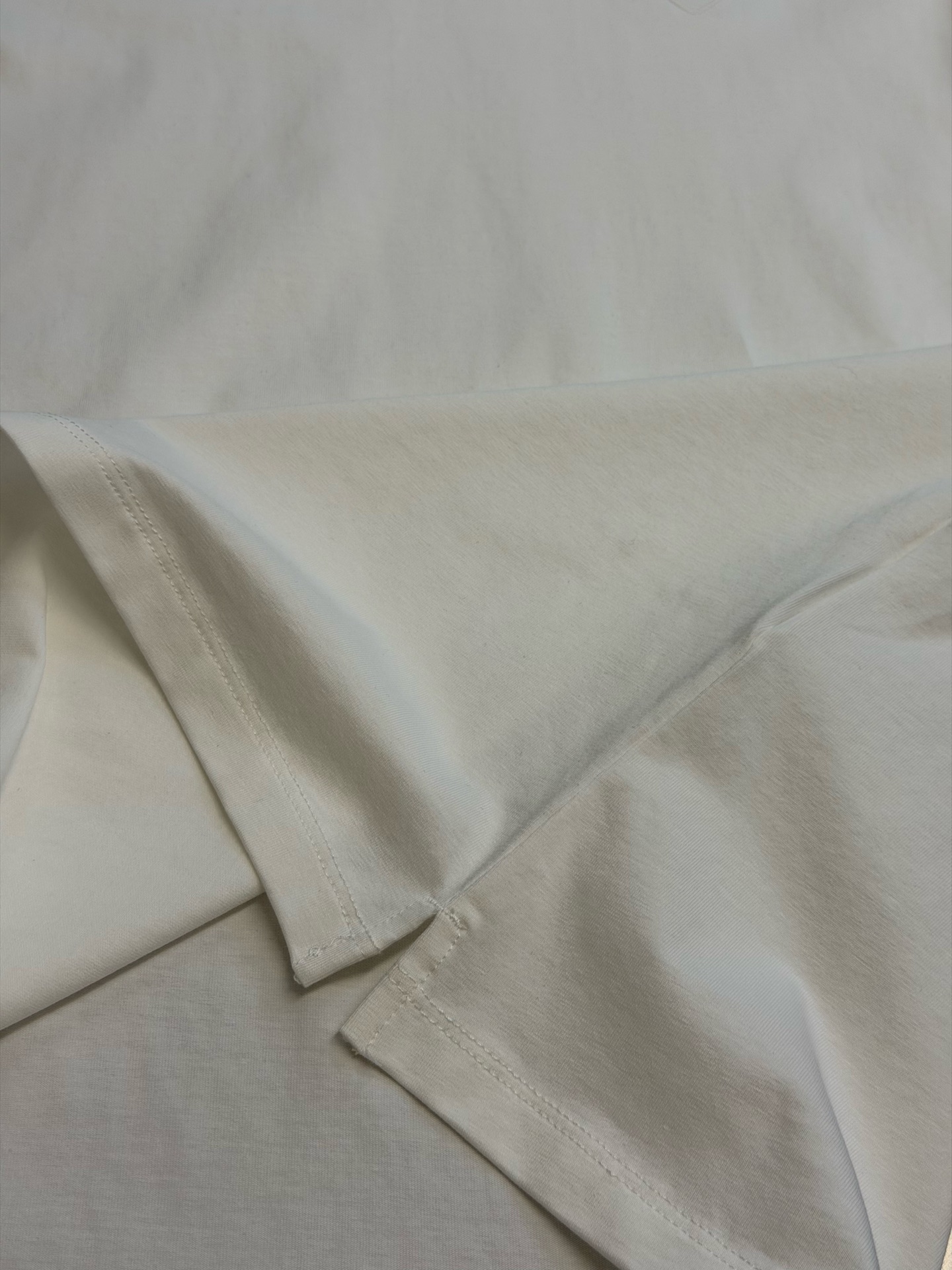 Pd embroidered stretch cotton long-sleeved T-shirt Selected 92% cotton + 8% spandex blended fabric, the cotton material brings a delicate and soft cloth texture, which is skin-friendly, breathable, and not easy to get stuffy and sweaty; combined with an appropriate amount of spandex, it gives the fabric just the right amount of resilience, allowing it to stretch without being tight and move without restriction. - Image 8