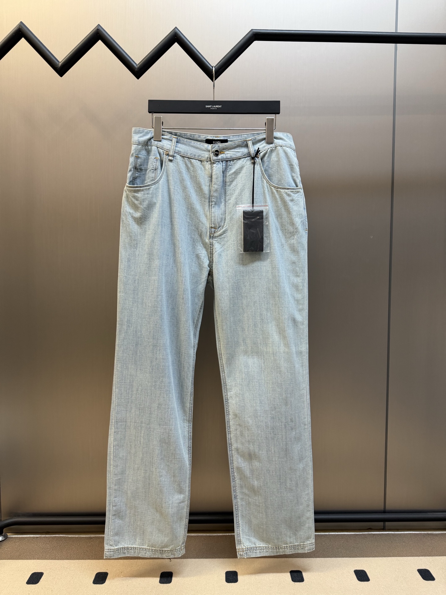 FD jeans with leather logo patch Select 100% cotton original color denim, using dense twill weave, the cloth has a natural and subtle bamboo texture, the texture is clear, the touch is solid but not bulky