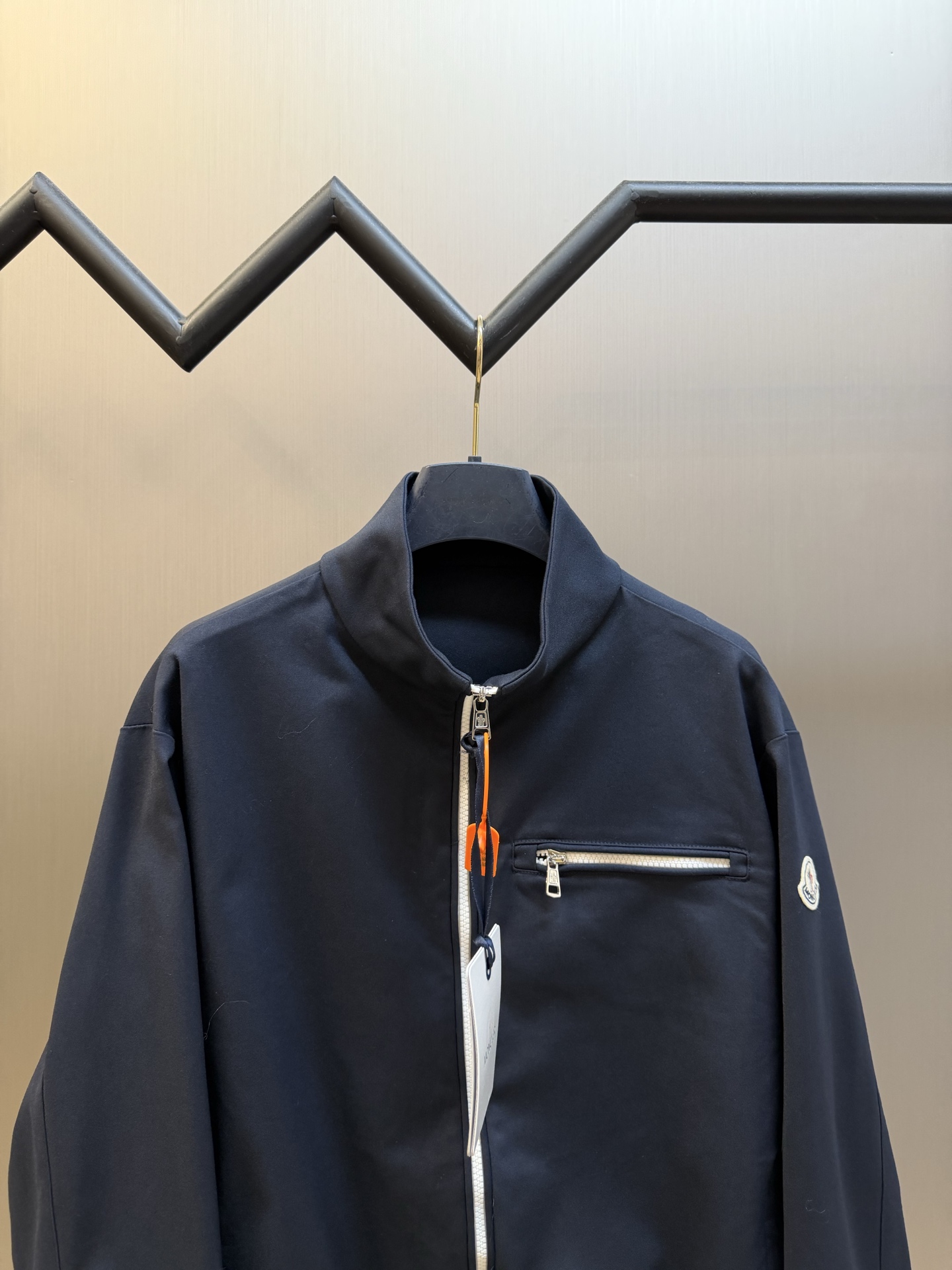 Moc logo pocket zip jacket Customized Mo Chen Yujing cotton brocade blend, three-dimensional stand-up collar creates a smart aura, the main zipper and chest pocket zipper use contrasting teeth, showing exquisite craftsmanship in details. Double green webbing runs vertically through the side of the body, injecting retro sports lines, round logos on the sleeves and arms are implicitly embellished, and elastic cuffs stabilize the version. It combines urban functionality and retro sports aesthetics, interpreting Italian quiet luxury style. - Image 2