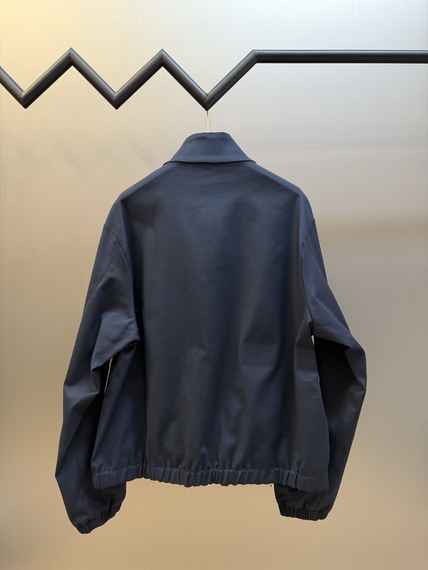Moc logo pocket zip jacket Customized Mo Chen Yujing cotton brocade blend, three-dimensional stand-up collar creates a smart aura, the main zipper and chest pocket zipper use contrasting teeth, showing exquisite craftsmanship in details. Double green webbing runs vertically through the side of the body, injecting retro sports lines, round logos on the sleeves and arms are implicitly embellished, and elastic cuffs stabilize the version. It combines urban functionality and retro sports aesthetics, interpreting Italian quiet luxury style. - Image 4