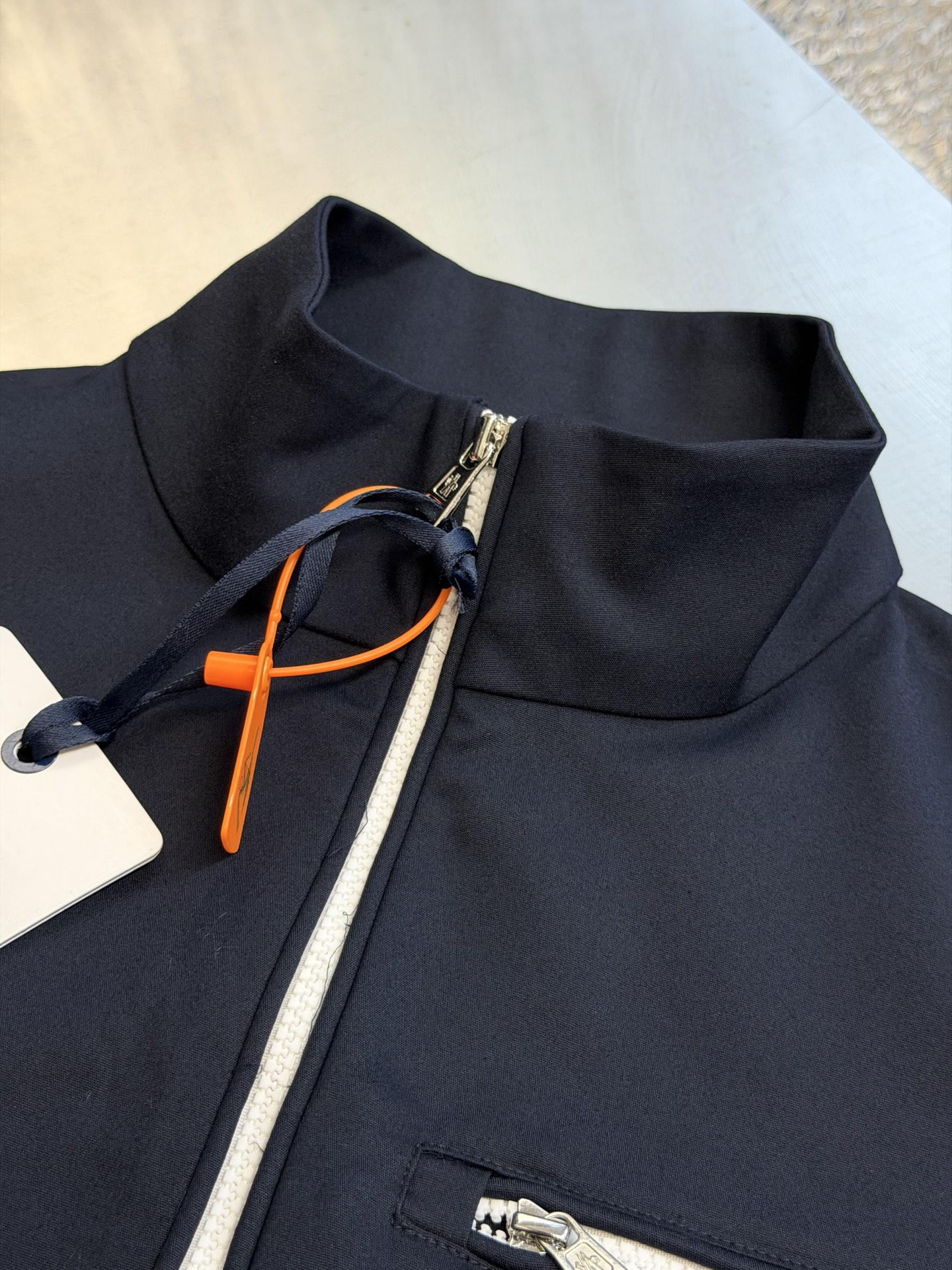 Moc logo pocket zip jacket Customized Mo Chen Yujing cotton brocade blend, three-dimensional stand-up collar creates a smart aura, the main zipper and chest pocket zipper use contrasting teeth, showing exquisite craftsmanship in details. Double green webbing runs vertically through the side of the body, injecting retro sports lines, round logos on the sleeves and arms are implicitly embellished, and elastic cuffs stabilize the version. It combines urban functionality and retro sports aesthetics, interpreting Italian quiet luxury style. - Image 5