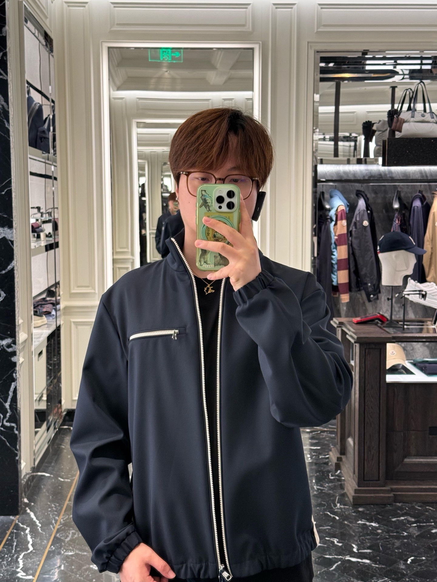 Moc logo pocket zip jacket Customized Mo Chen Yujing cotton brocade blend, three-dimensional stand-up collar creates a smart aura, the main zipper and chest pocket zipper use contrasting teeth, showing exquisite craftsmanship in details. Double green webbing runs vertically through the side of the body, injecting retro sports lines, round logos on the sleeves and arms are implicitly embellished, and elastic cuffs stabilize the version. It combines urban functionality and retro sports aesthetics, interpreting Italian quiet luxury style. - Image 18