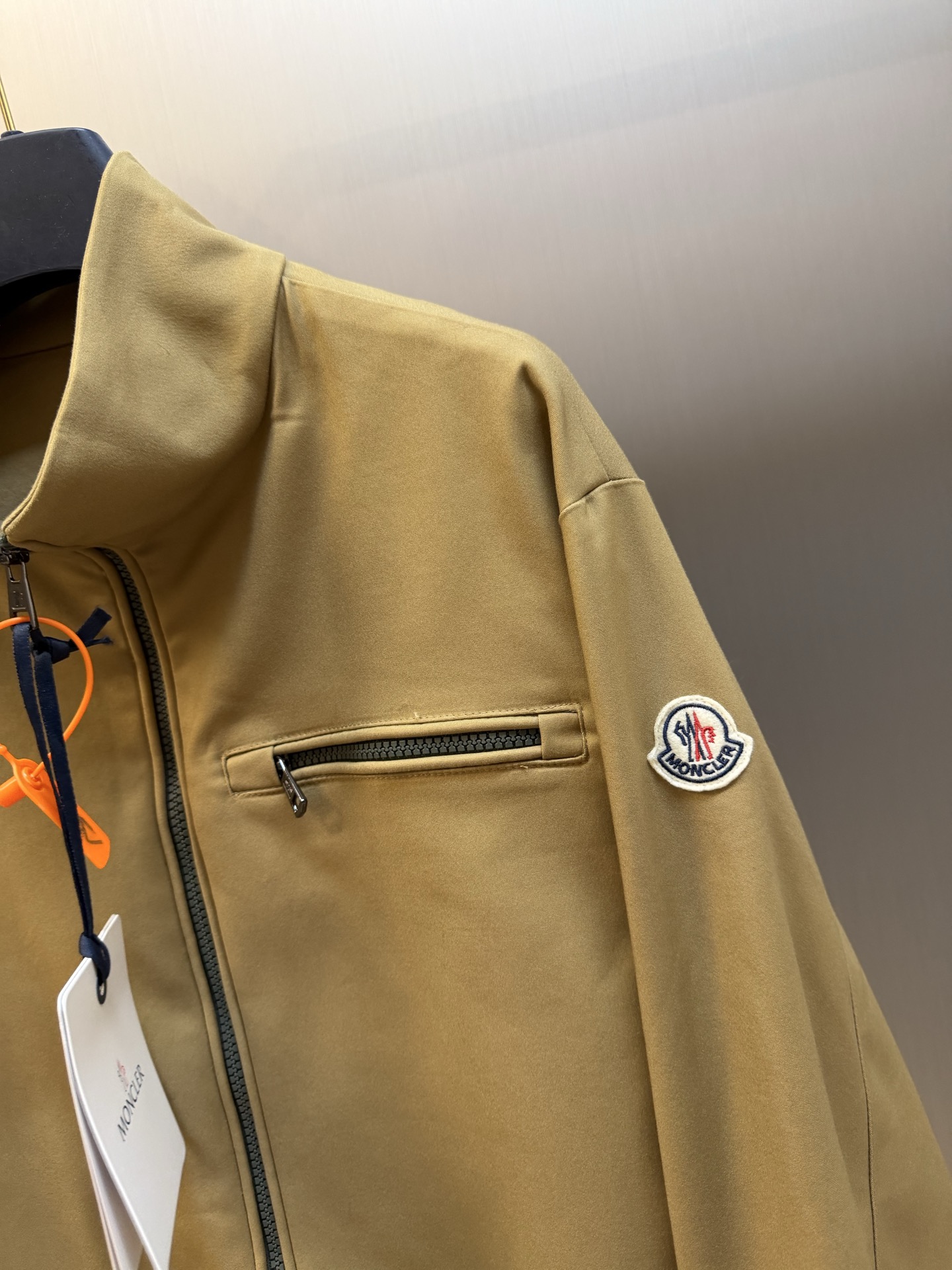 Moc logo pocket zip jacket Customized Mo Chen Yujing cotton brocade blend, three-dimensional stand-up collar creates a smart aura, the main zipper and chest pocket zipper use contrasting teeth, showing exquisite craftsmanship in details. Double green webbing runs vertically through the side of the body, injecting retro sports lines, round logos on the sleeves and arms are implicitly embellished, and elastic cuffs stabilize the version. It combines urban functionality and retro sports aesthetics, interpreting Italian quiet luxury style. - Image 3