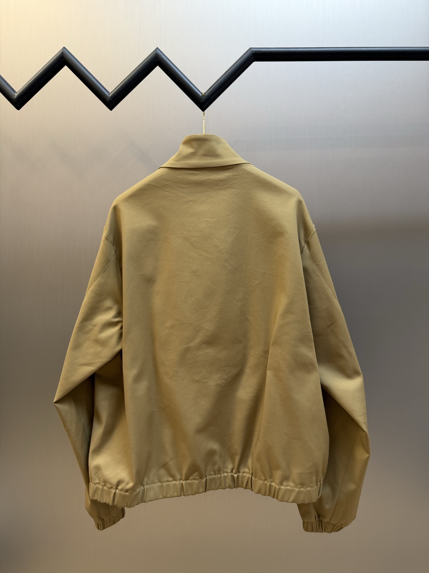 Moc logo pocket zip jacket Customized Mo Chen Yujing cotton brocade blend, three-dimensional stand-up collar creates a smart aura, the main zipper and chest pocket zipper use contrasting teeth, showing exquisite craftsmanship in details. Double green webbing runs vertically through the side of the body, injecting retro sports lines, round logos on the sleeves and arms are implicitly embellished, and elastic cuffs stabilize the version. It combines urban functionality and retro sports aesthetics, interpreting Italian quiet luxury style. - Image 4