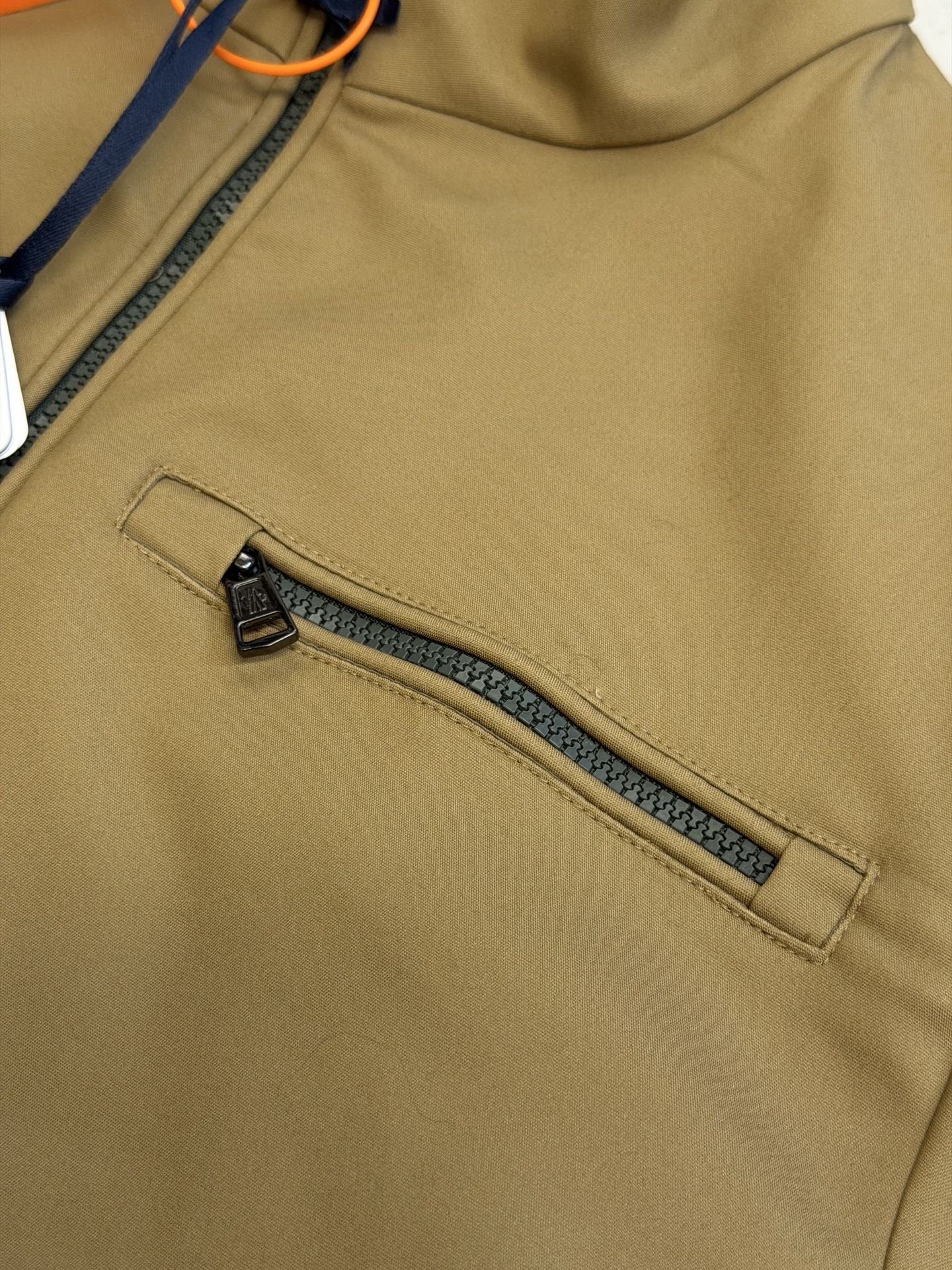 Moc logo pocket zip jacket Customized Mo Chen Yujing cotton brocade blend, three-dimensional stand-up collar creates a smart aura, the main zipper and chest pocket zipper use contrasting teeth, showing exquisite craftsmanship in details. Double green webbing runs vertically through the side of the body, injecting retro sports lines, round logos on the sleeves and arms are implicitly embellished, and elastic cuffs stabilize the version. It combines urban functionality and retro sports aesthetics, interpreting Italian quiet luxury style. - Image 6