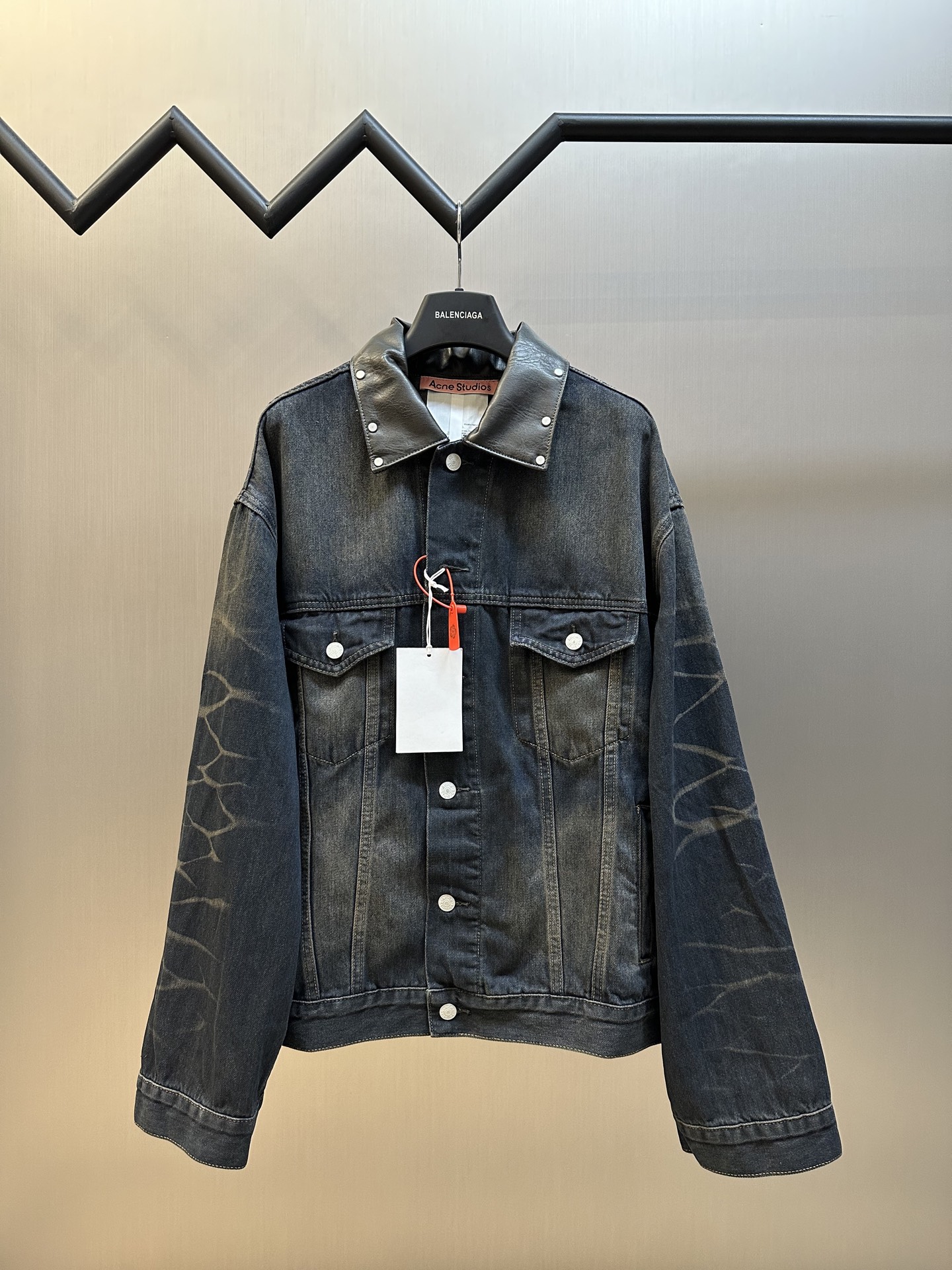 Ac Studios embroidered denim jacket Customized densely woven cotton denim material, with gradient fried blue as the base tone, is the ultimate expression of retro aesthetics