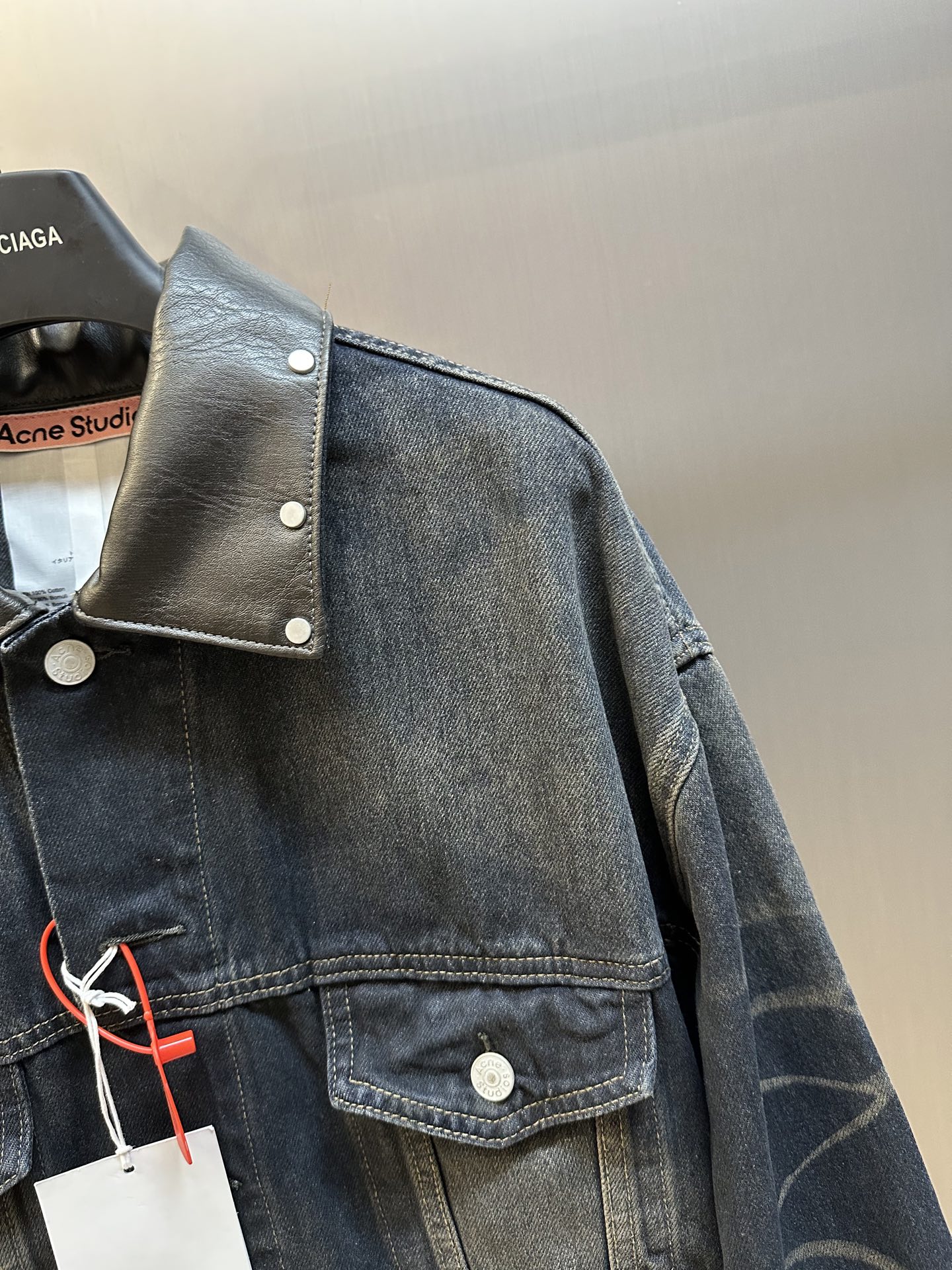 Ac Studios embroidered denim jacket Customized densely woven cotton denim material, with gradient fried blue as the base tone, is the ultimate expression of retro aesthetics - Image 3
