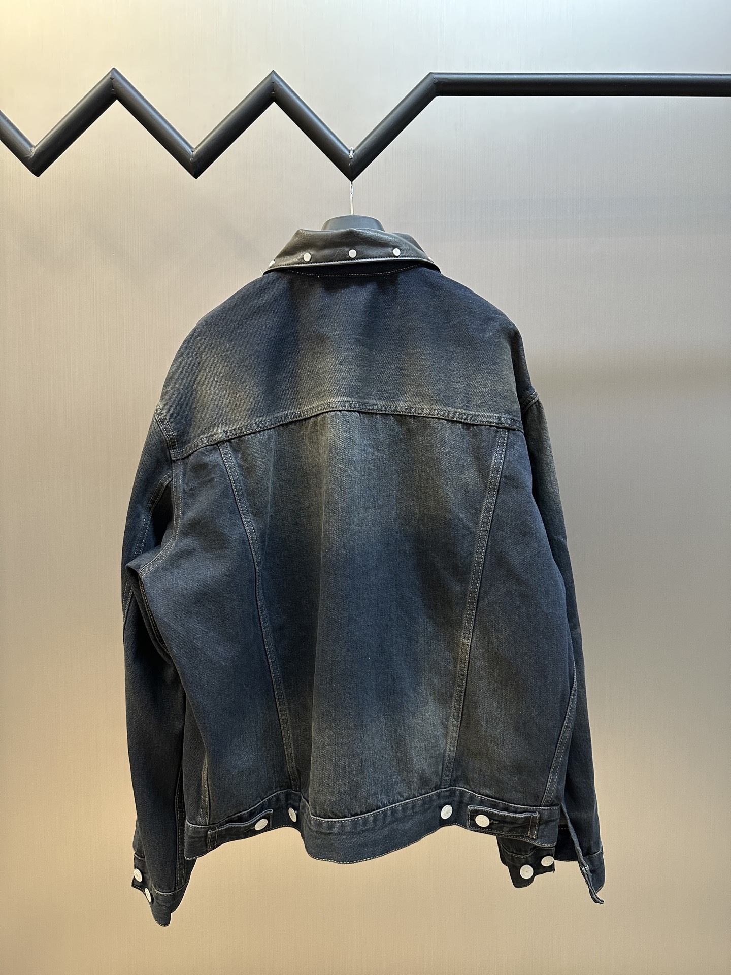 Ac Studios embroidered denim jacket Customized densely woven cotton denim material, with gradient fried blue as the base tone, is the ultimate expression of retro aesthetics - Image 4