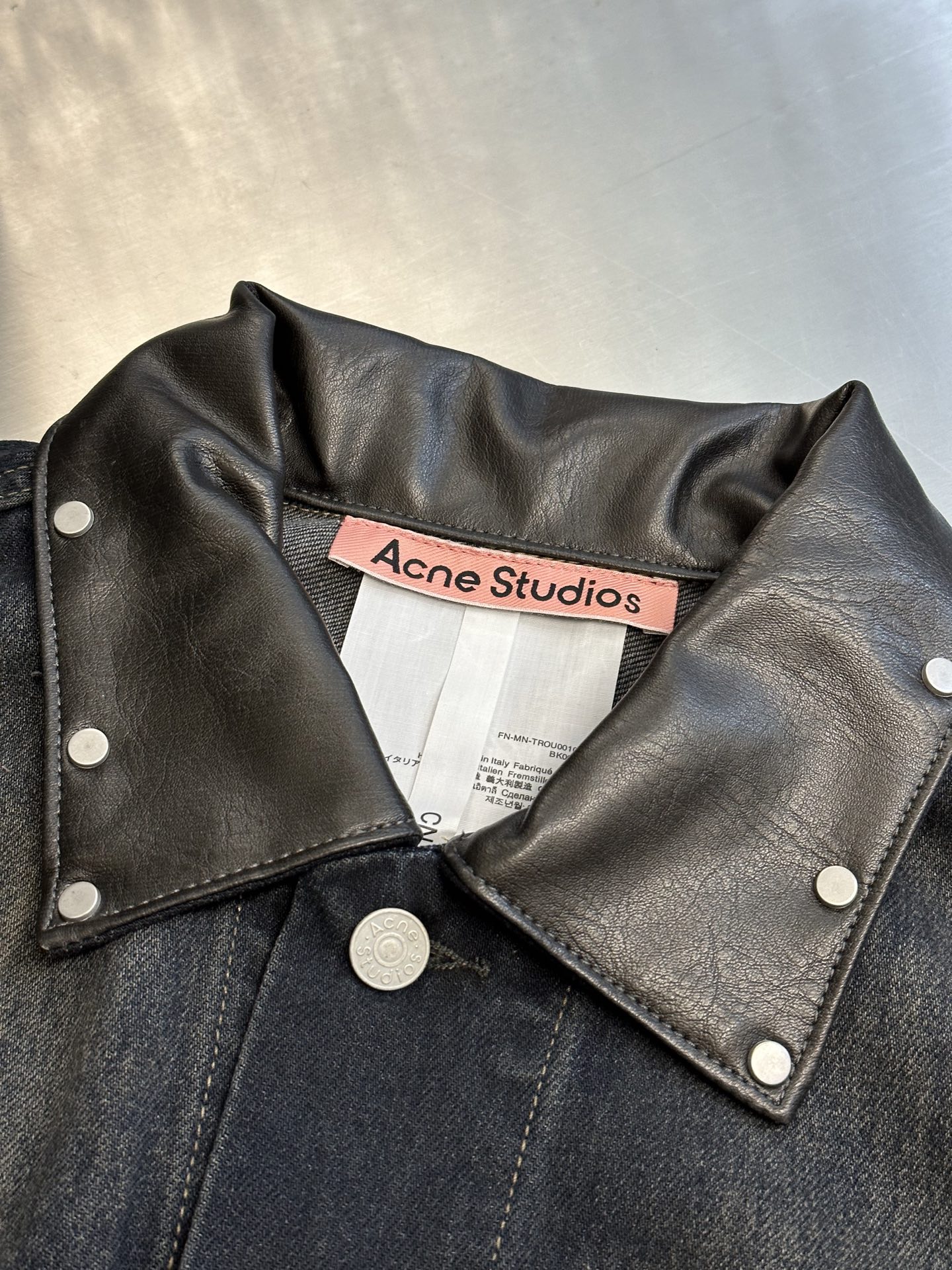 Ac Studios embroidered denim jacket Customized densely woven cotton denim material, with gradient fried blue as the base tone, is the ultimate expression of retro aesthetics - Image 5