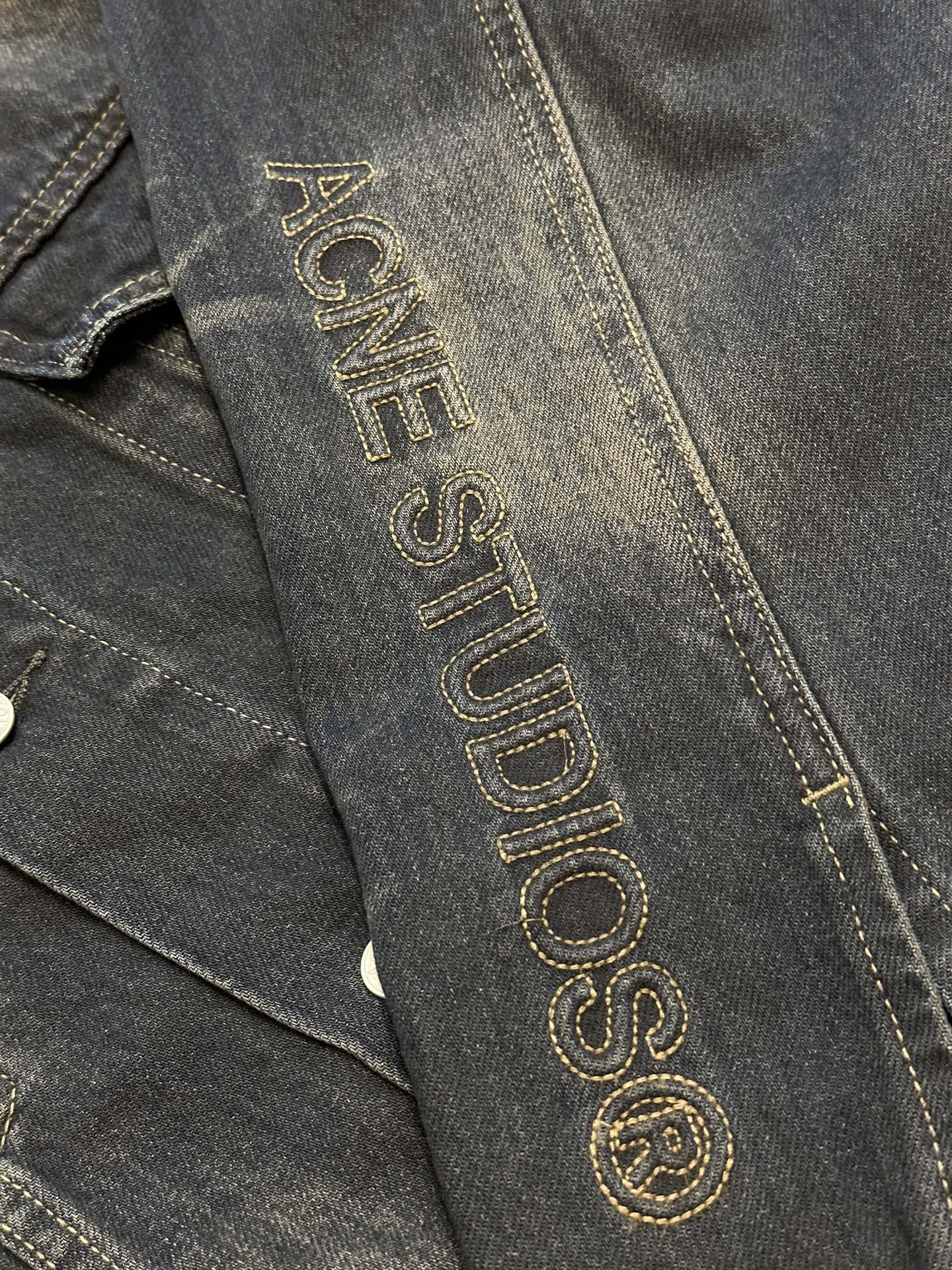 Ac Studios embroidered denim jacket Customized densely woven cotton denim material, with gradient fried blue as the base tone, is the ultimate expression of retro aesthetics - Image 7