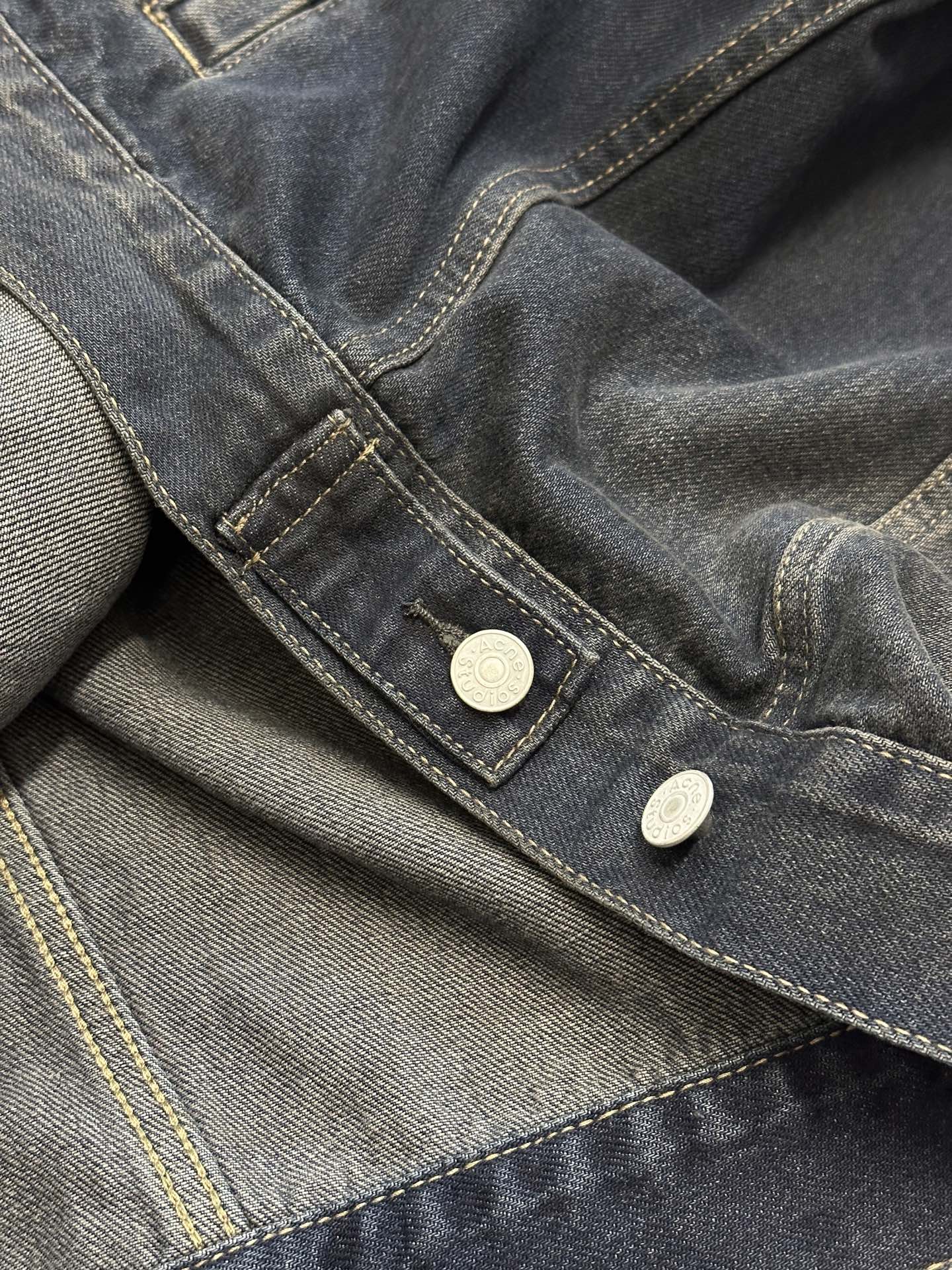 Ac Studios embroidered denim jacket Customized densely woven cotton denim material, with gradient fried blue as the base tone, is the ultimate expression of retro aesthetics - Image 8