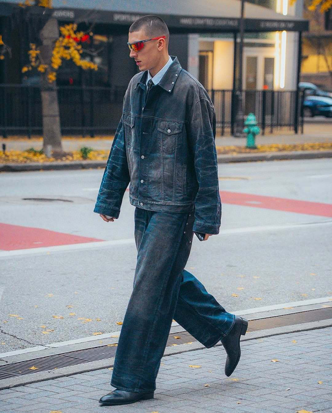 Ac Studios embroidered denim jacket Customized densely woven cotton denim material, with gradient fried blue as the base tone, is the ultimate expression of retro aesthetics - Image 12