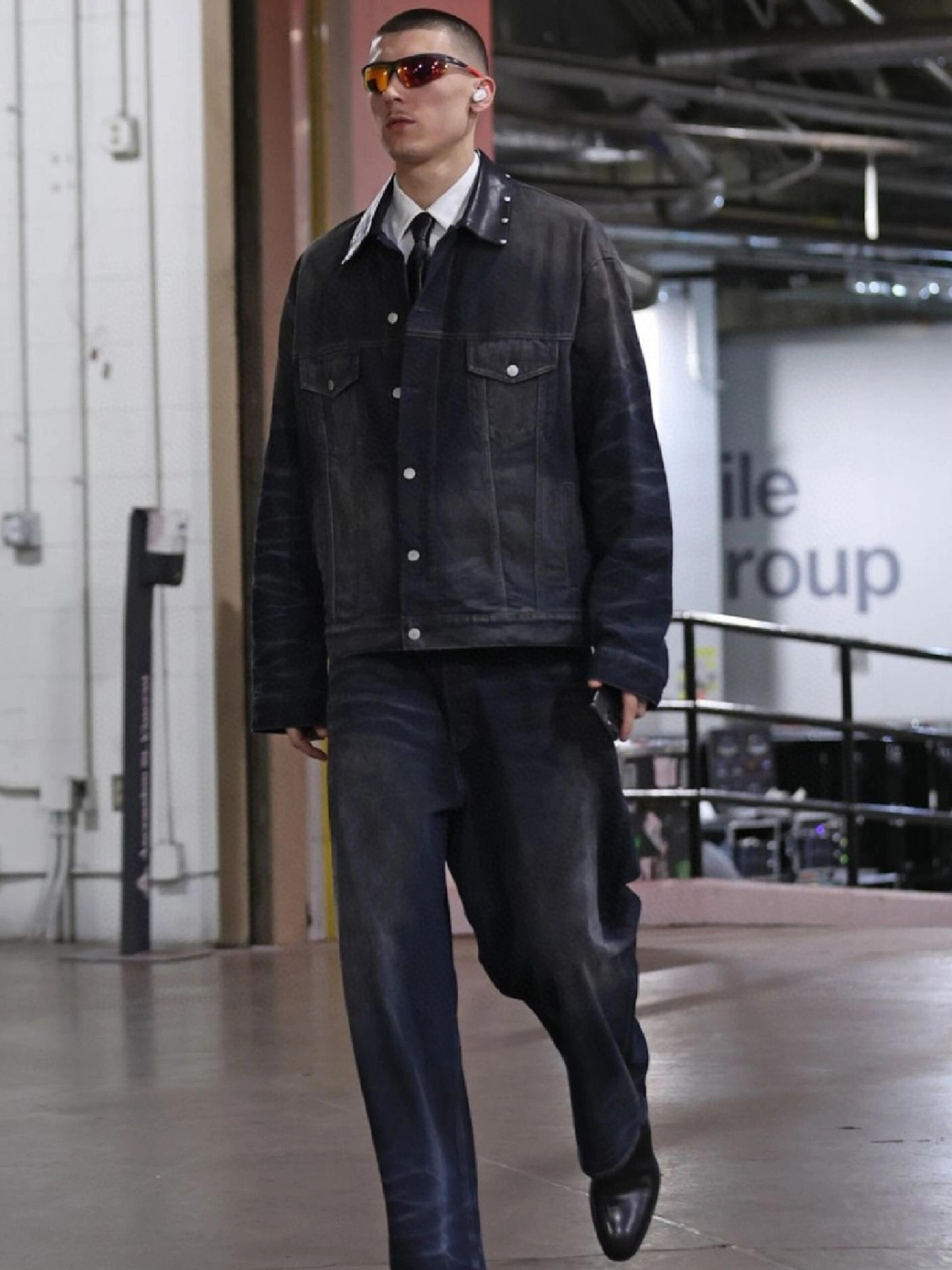 Ac Studios embroidered denim jacket Customized densely woven cotton denim material, with gradient fried blue as the base tone, is the ultimate expression of retro aesthetics - Image 10