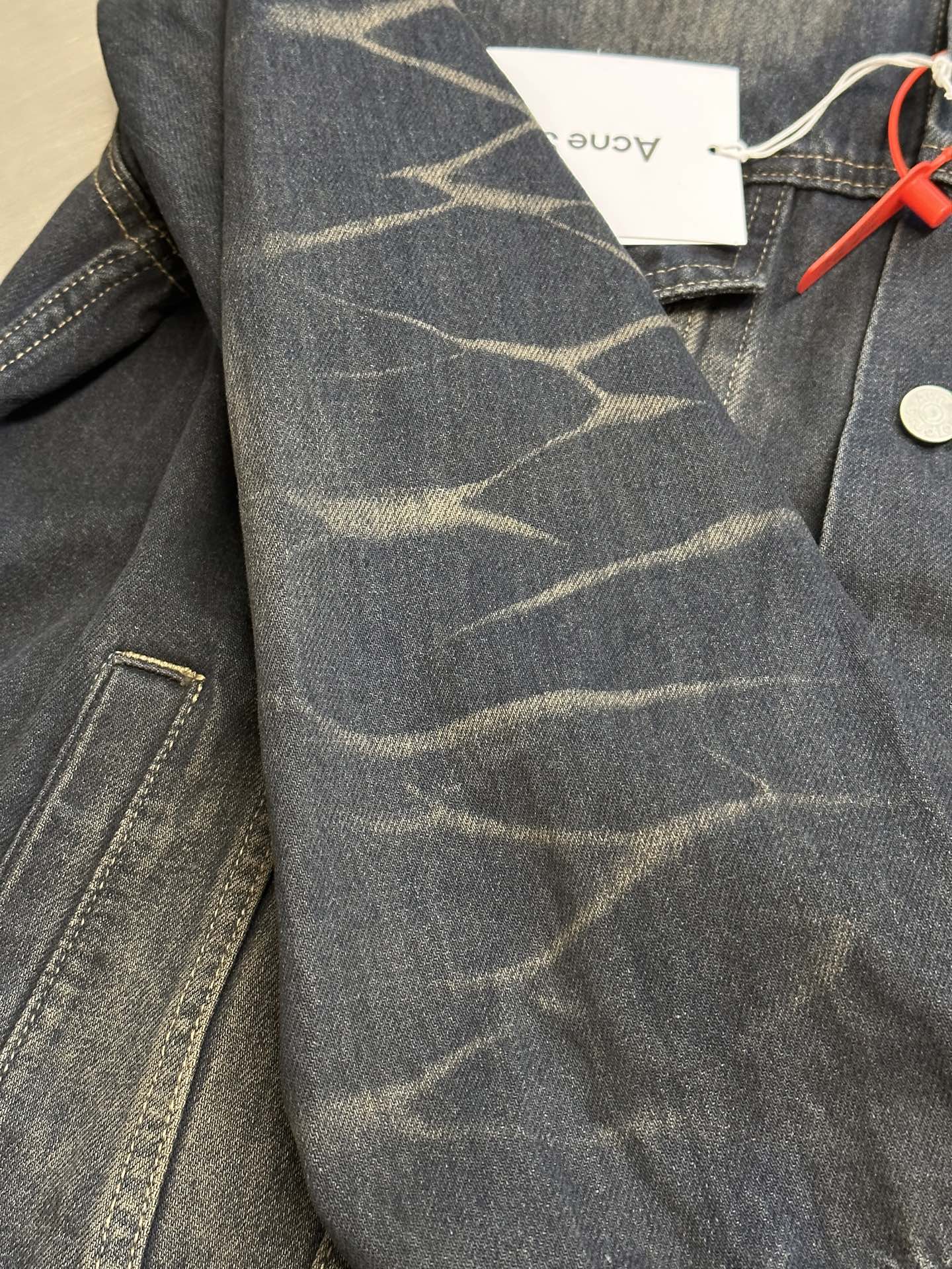 Ac Studios embroidered denim jacket Customized densely woven cotton denim material, with gradient fried blue as the base tone, is the ultimate expression of retro aesthetics - Image 9