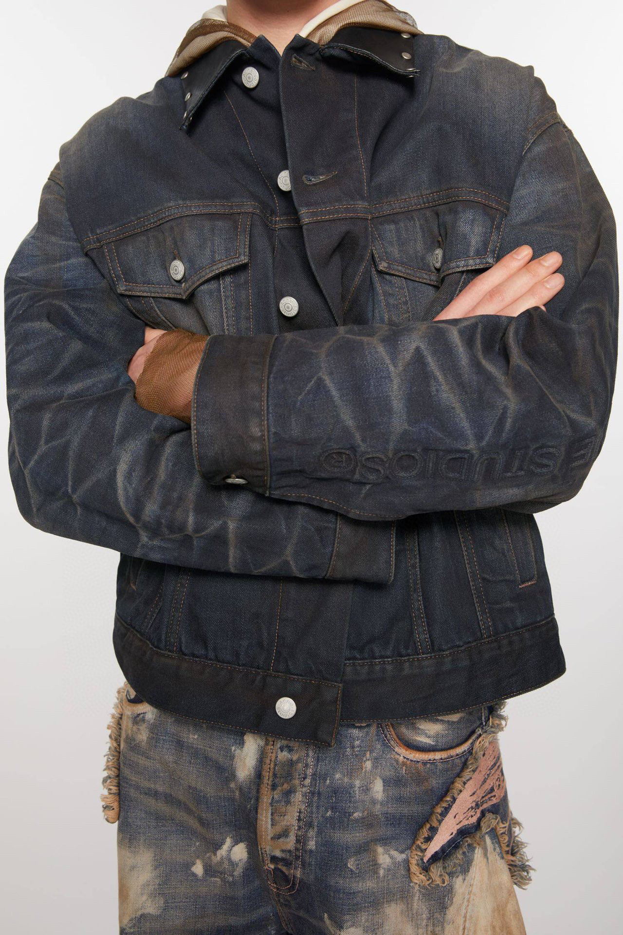 Ac Studios embroidered denim jacket Customized densely woven cotton denim material, with gradient fried blue as the base tone, is the ultimate expression of retro aesthetics - Image 15