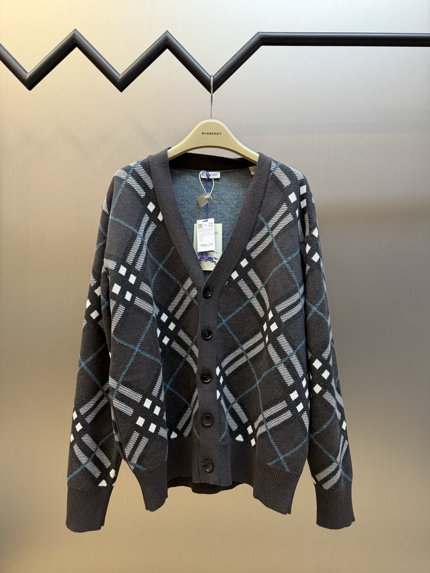 Bbr plaid jacquard cardigan knitted sweater Wool blended mohair yarn, using German imported (SOTO) 14 knitting machine, fabric jacquard, wool enzyme washing, customized 1:1 buttons size:s m l xl ⚠️Hand washing is recommended (this product is made of wool and is not easy to machine wash)