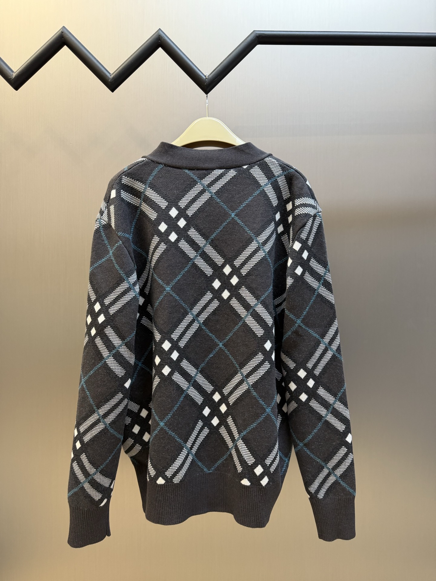 Bbr plaid jacquard cardigan knitted sweater Wool blended mohair yarn, using German imported (SOTO) 14 knitting machine, fabric jacquard, wool enzyme washing, customized 1:1 buttons size:s m l xl ⚠️Hand washing is recommended (this product is made of wool and is not easy to machine wash) - Image 4