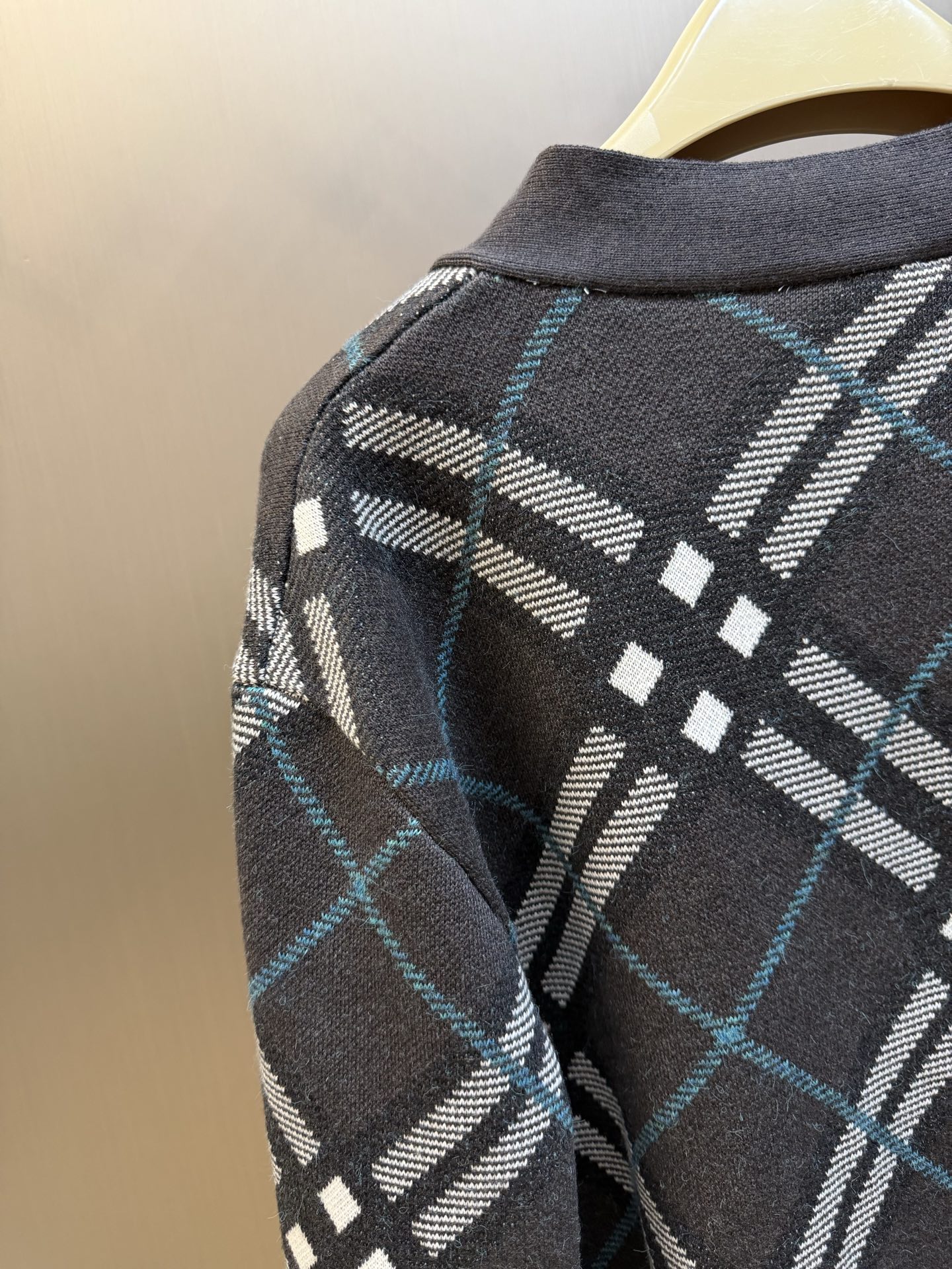 Bbr plaid jacquard cardigan knitted sweater Wool blended mohair yarn, using German imported (SOTO) 14 knitting machine, fabric jacquard, wool enzyme washing, customized 1:1 buttons size:s m l xl ⚠️Hand washing is recommended (this product is made of wool and is not easy to machine wash) - Image 5
