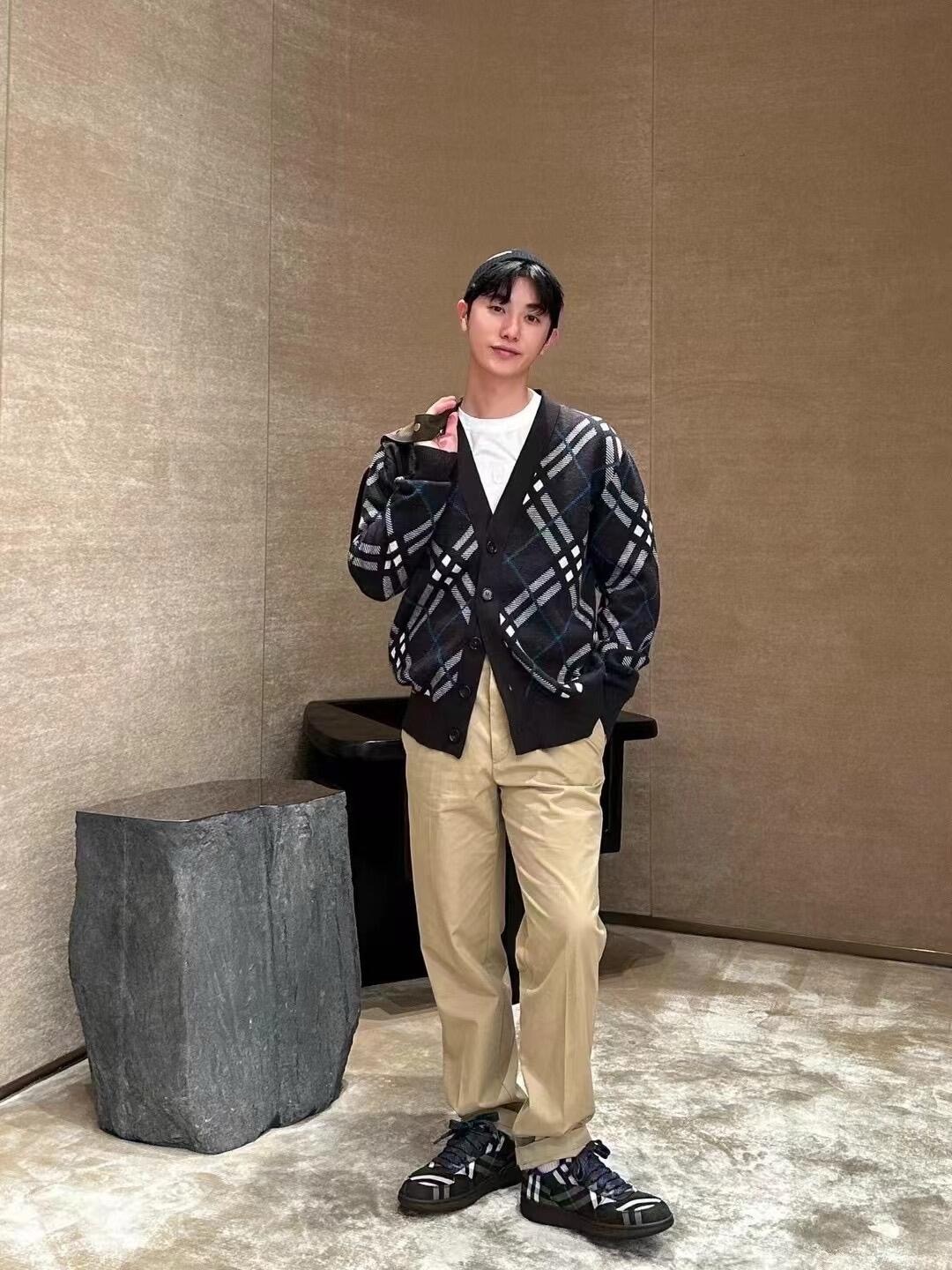 Bbr plaid jacquard cardigan knitted sweater Wool blended mohair yarn, using German imported (SOTO) 14 knitting machine, fabric jacquard, wool enzyme washing, customized 1:1 buttons size:s m l xl ⚠️Hand washing is recommended (this product is made of wool and is not easy to machine wash) - Image 18
