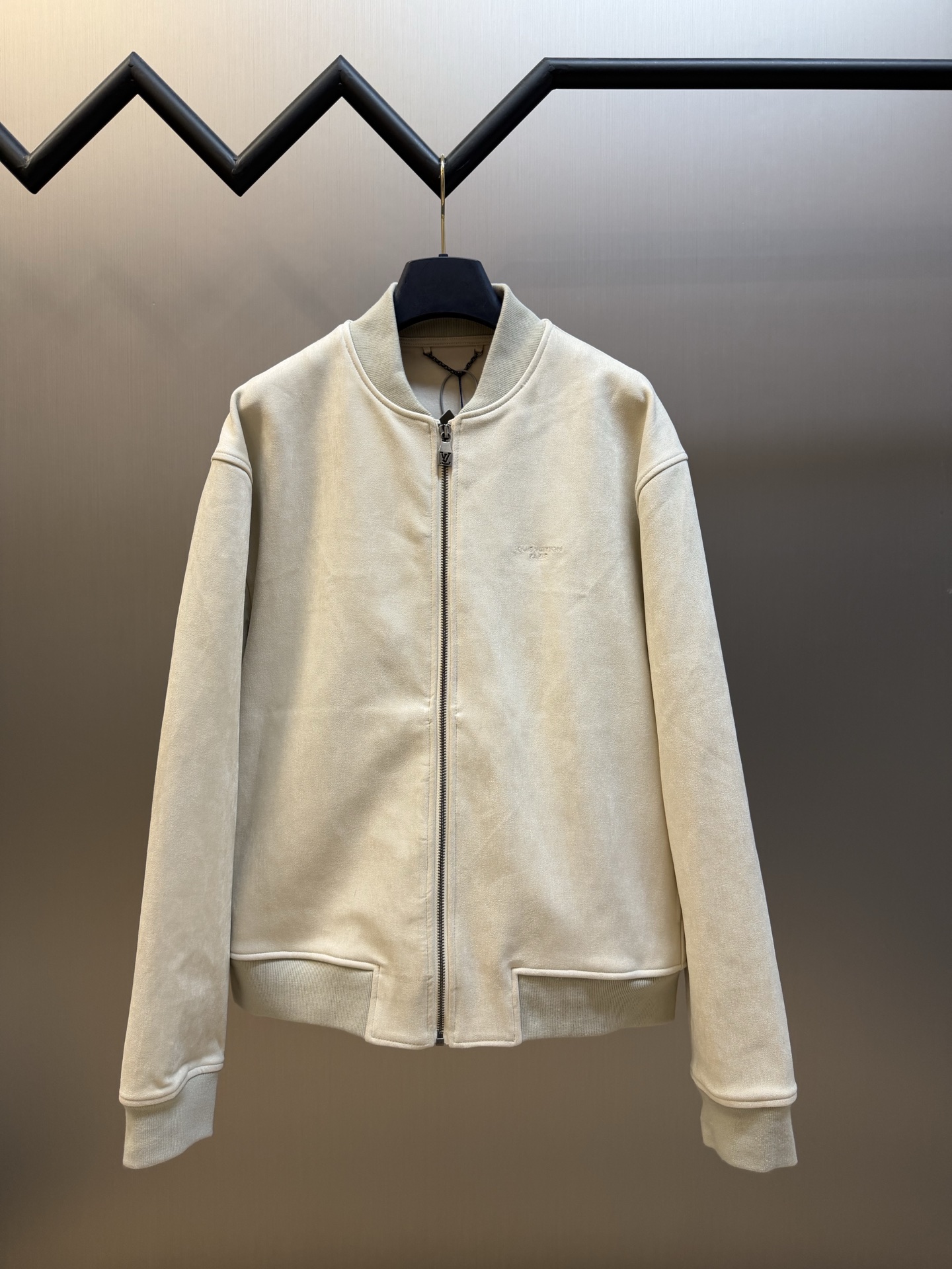 Lv embroidered logo suede bomber jacket Cotton blended suede fabric, flat machine ribbing, imported embroidery, fabric wash, customized 1:1 zipper Size: s m l xl Comes standard with dust bag and hanger (dust bag and hanger will not be returned or exchanged if damaged) ⚠️Dry cleaning is recommended (this product is suede, machine washing is not recommended)