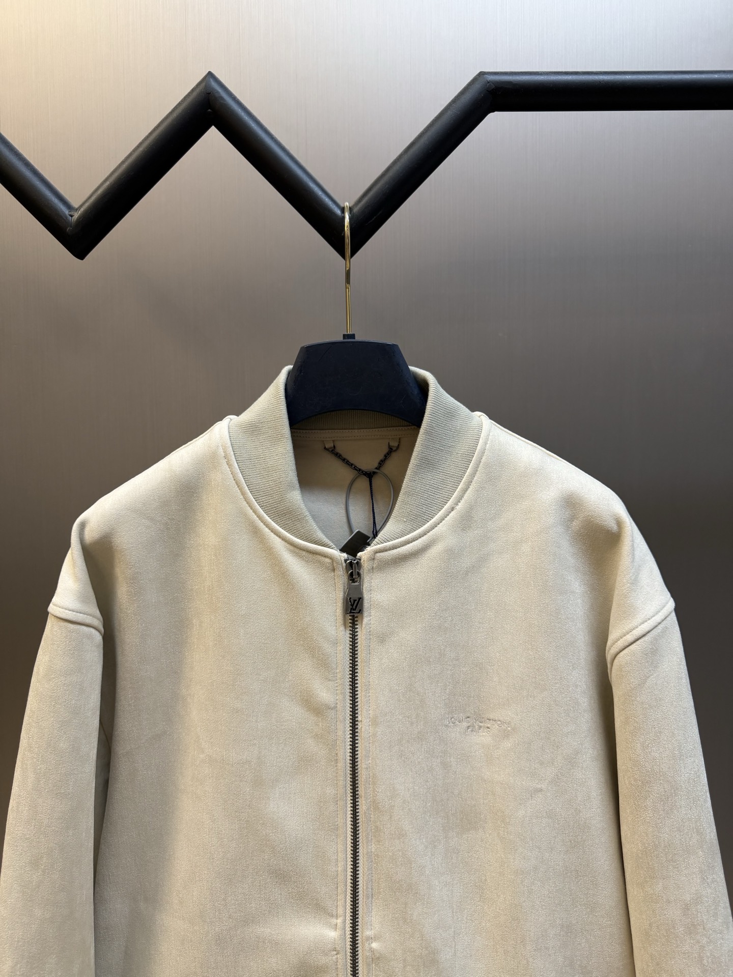 Lv embroidered logo suede bomber jacket Cotton blended suede fabric, flat machine ribbing, imported embroidery, fabric wash, customized 1:1 zipper Size: s m l xl Comes standard with dust bag and hanger (dust bag and hanger will not be returned or exchanged if damaged) ⚠️Dry cleaning is recommended (this product is suede, machine washing is not recommended) - Image 2