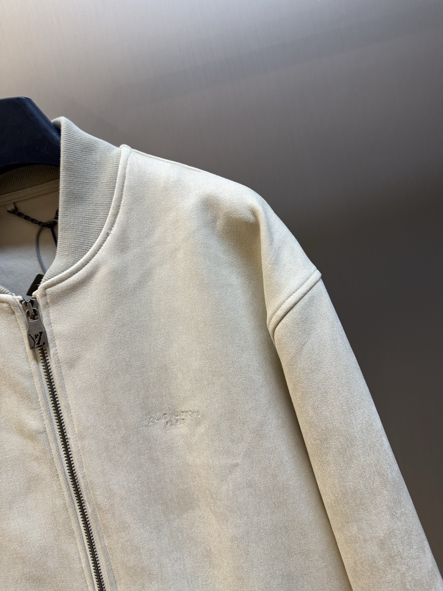 Lv embroidered logo suede bomber jacket Cotton blended suede fabric, flat machine ribbing, imported embroidery, fabric wash, customized 1:1 zipper Size: s m l xl Comes standard with dust bag and hanger (dust bag and hanger will not be returned or exchanged if damaged) ⚠️Dry cleaning is recommended (this product is suede, machine washing is not recommended) - Image 3
