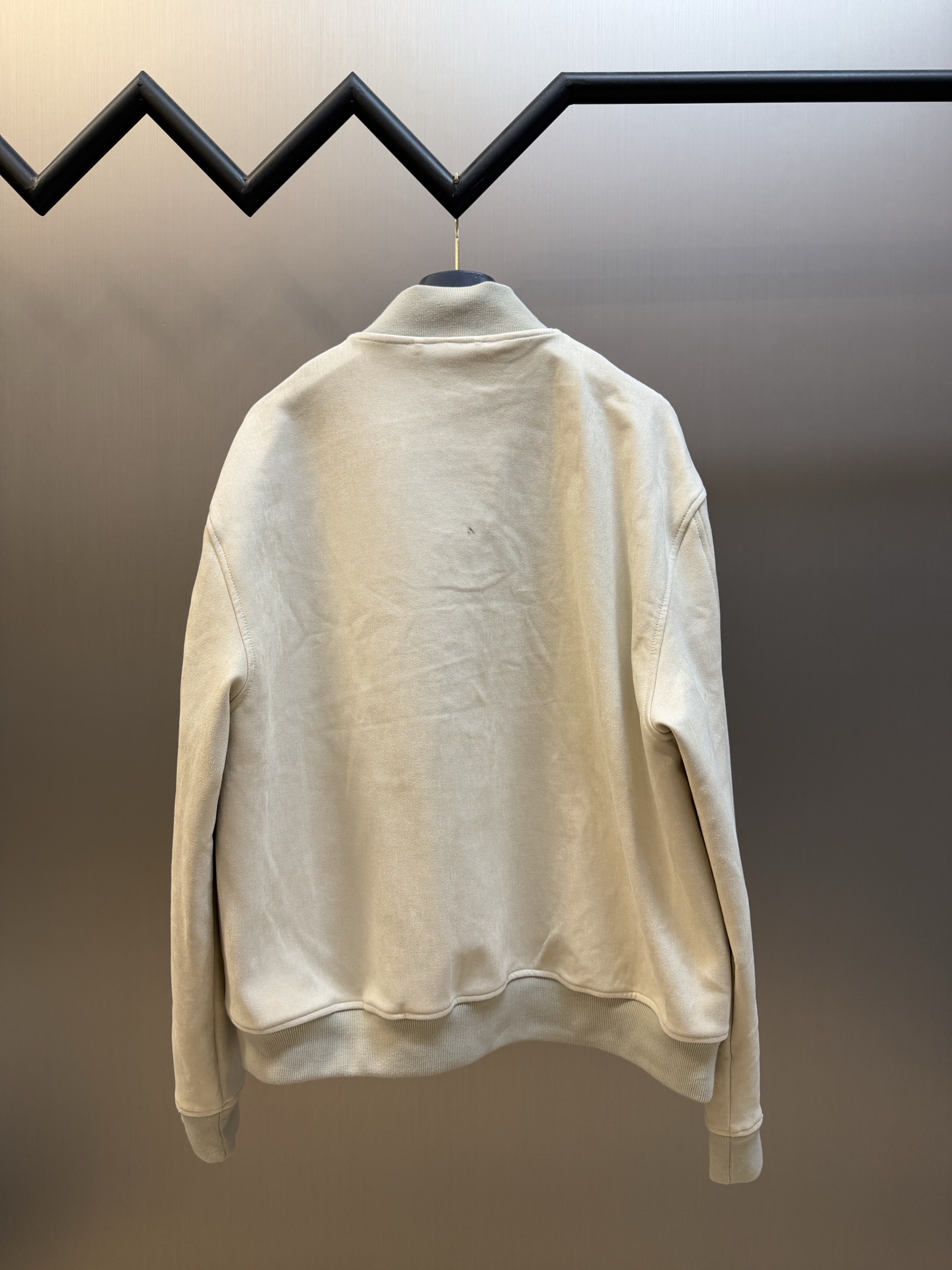Lv embroidered logo suede bomber jacket Cotton blended suede fabric, flat machine ribbing, imported embroidery, fabric wash, customized 1:1 zipper Size: s m l xl Comes standard with dust bag and hanger (dust bag and hanger will not be returned or exchanged if damaged) ⚠️Dry cleaning is recommended (this product is suede, machine washing is not recommended) - Image 4