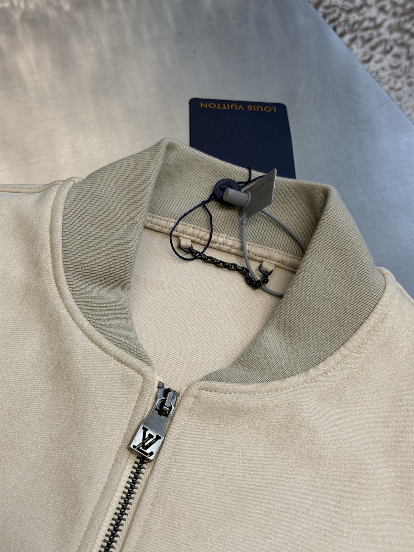 Lv embroidered logo suede bomber jacket Cotton blended suede fabric, flat machine ribbing, imported embroidery, fabric wash, customized 1:1 zipper Size: s m l xl Comes standard with dust bag and hanger (dust bag and hanger will not be returned or exchanged if damaged) ⚠️Dry cleaning is recommended (this product is suede, machine washing is not recommended) - Image 6