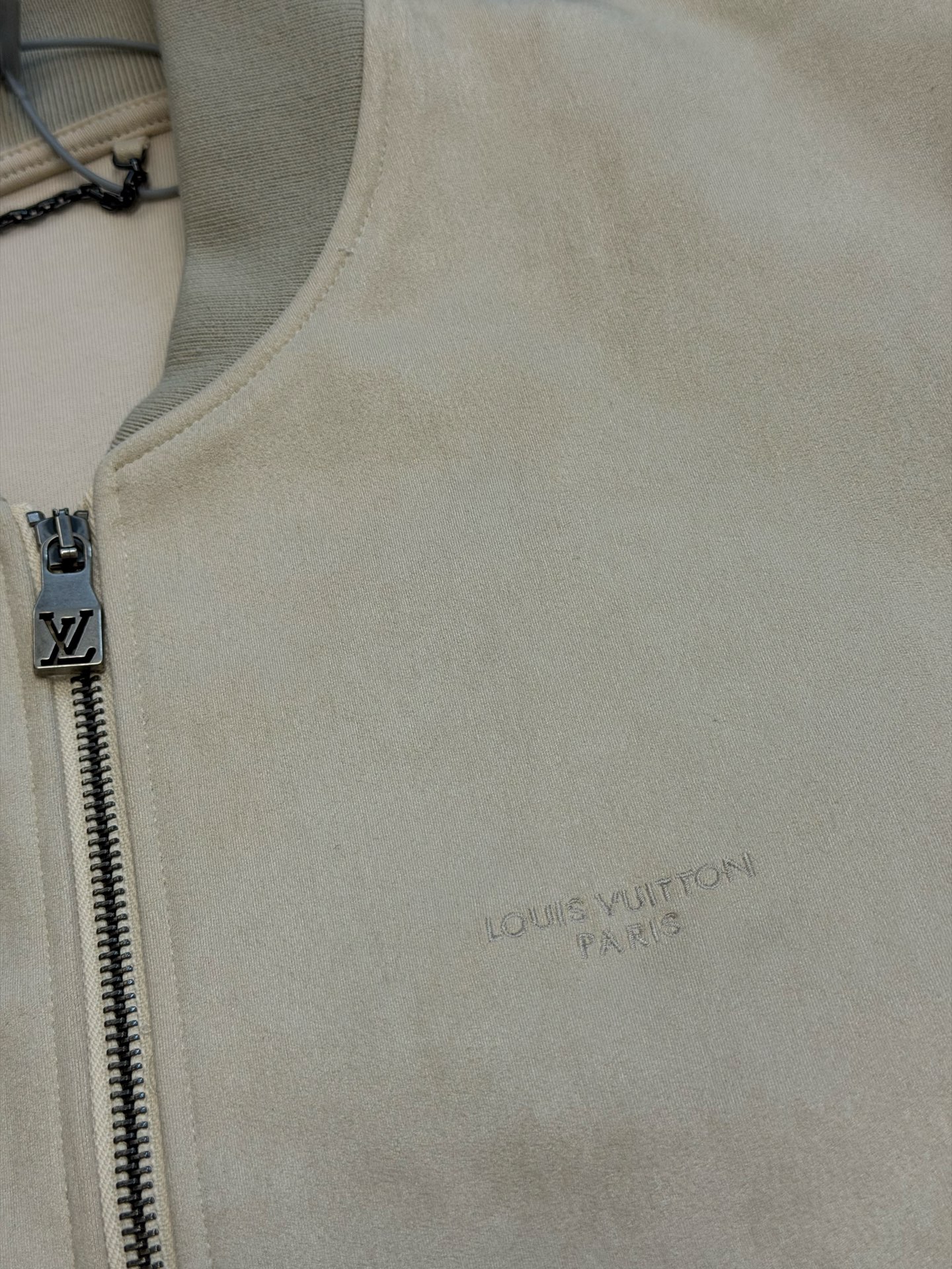 Lv embroidered logo suede bomber jacket Cotton blended suede fabric, flat machine ribbing, imported embroidery, fabric wash, customized 1:1 zipper Size: s m l xl Comes standard with dust bag and hanger (dust bag and hanger will not be returned or exchanged if damaged) ⚠️Dry cleaning is recommended (this product is suede, machine washing is not recommended) - Image 7