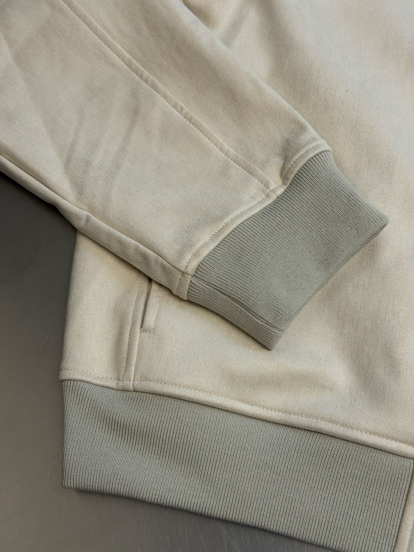 Lv embroidered logo suede bomber jacket Cotton blended suede fabric, flat machine ribbing, imported embroidery, fabric wash, customized 1:1 zipper Size: s m l xl Comes standard with dust bag and hanger (dust bag and hanger will not be returned or exchanged if damaged) ⚠️Dry cleaning is recommended (this product is suede, machine washing is not recommended) - Image 8