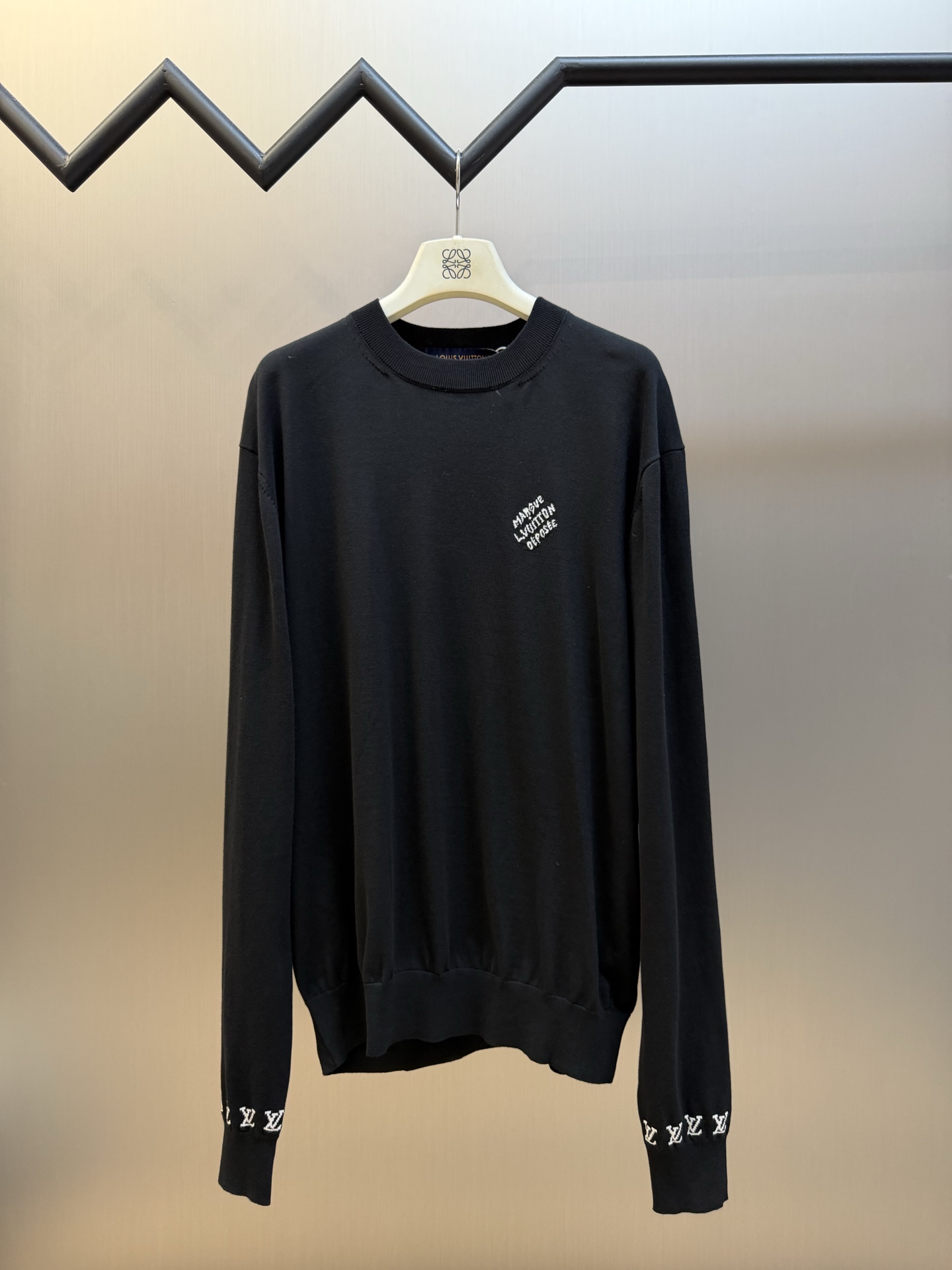 Lv jacquard logo cotton crewneck sweater 60-count double-ply combed cotton yarn, using a German imported (SOTO) 16 knitting machine, jacquard fabric, and enzyme washing of wool size:s m l xl ⚠️Hand washing is recommended (this product is made of wool and is not easy to machine wash)
