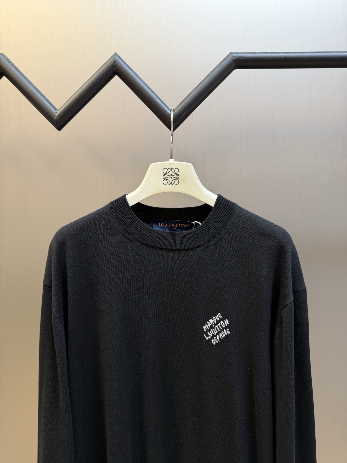 Lv jacquard logo cotton crewneck sweater 60-count double-ply combed cotton yarn, using a German imported (SOTO) 16 knitting machine, jacquard fabric, and enzyme washing of wool size:s m l xl ⚠️Hand washing is recommended (this product is made of wool and is not easy to machine wash) - Image 2