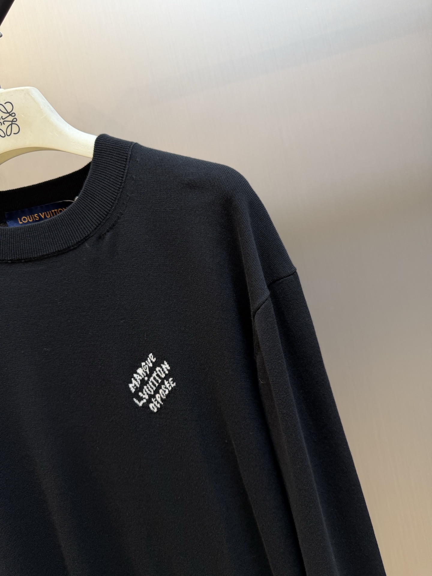 Lv jacquard logo cotton crewneck sweater 60-count double-ply combed cotton yarn, using a German imported (SOTO) 16 knitting machine, jacquard fabric, and enzyme washing of wool size:s m l xl ⚠️Hand washing is recommended (this product is made of wool and is not easy to machine wash) - Image 3