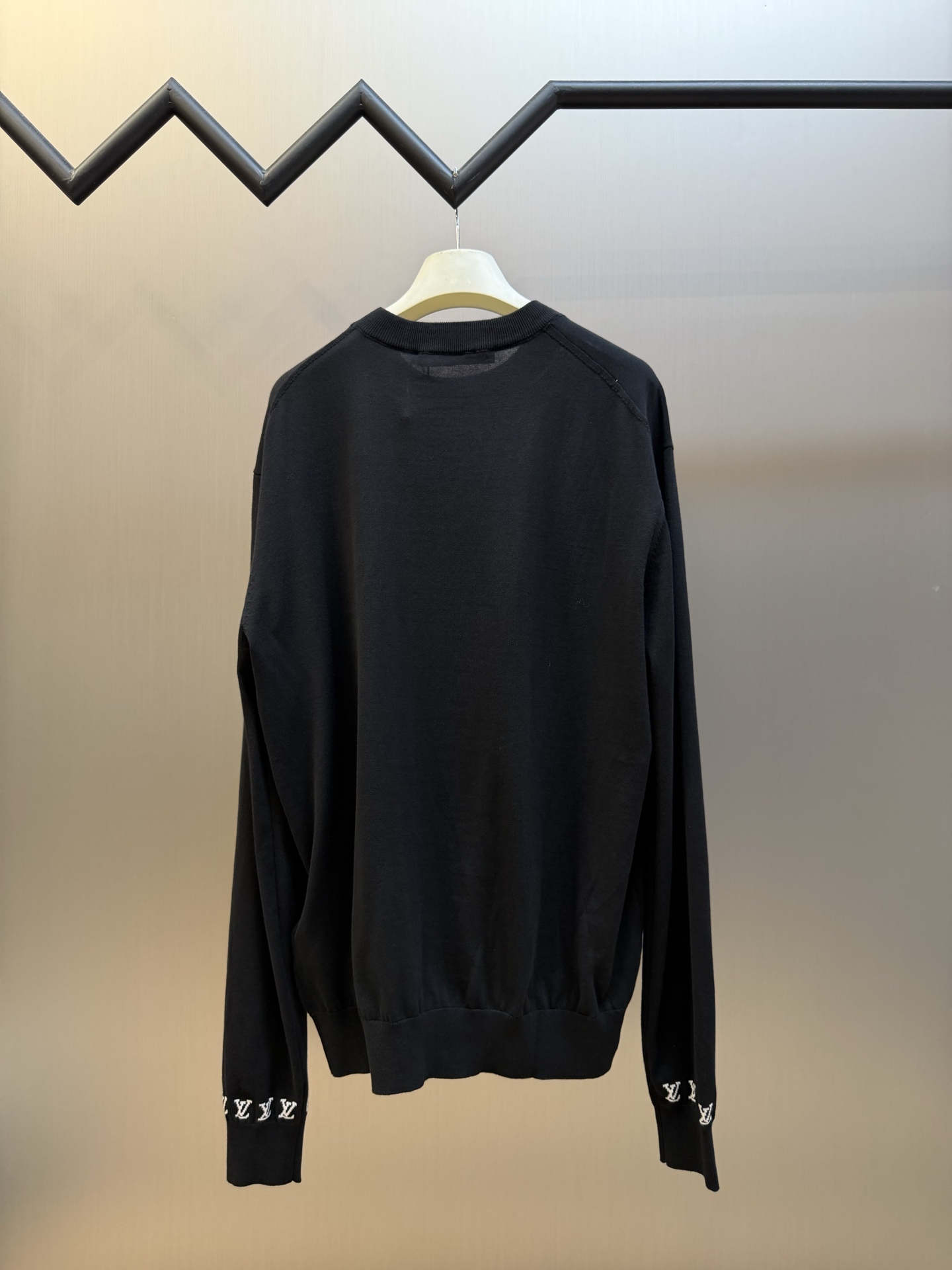 Lv jacquard logo cotton crewneck sweater 60-count double-ply combed cotton yarn, using a German imported (SOTO) 16 knitting machine, jacquard fabric, and enzyme washing of wool size:s m l xl ⚠️Hand washing is recommended (this product is made of wool and is not easy to machine wash) - Image 4