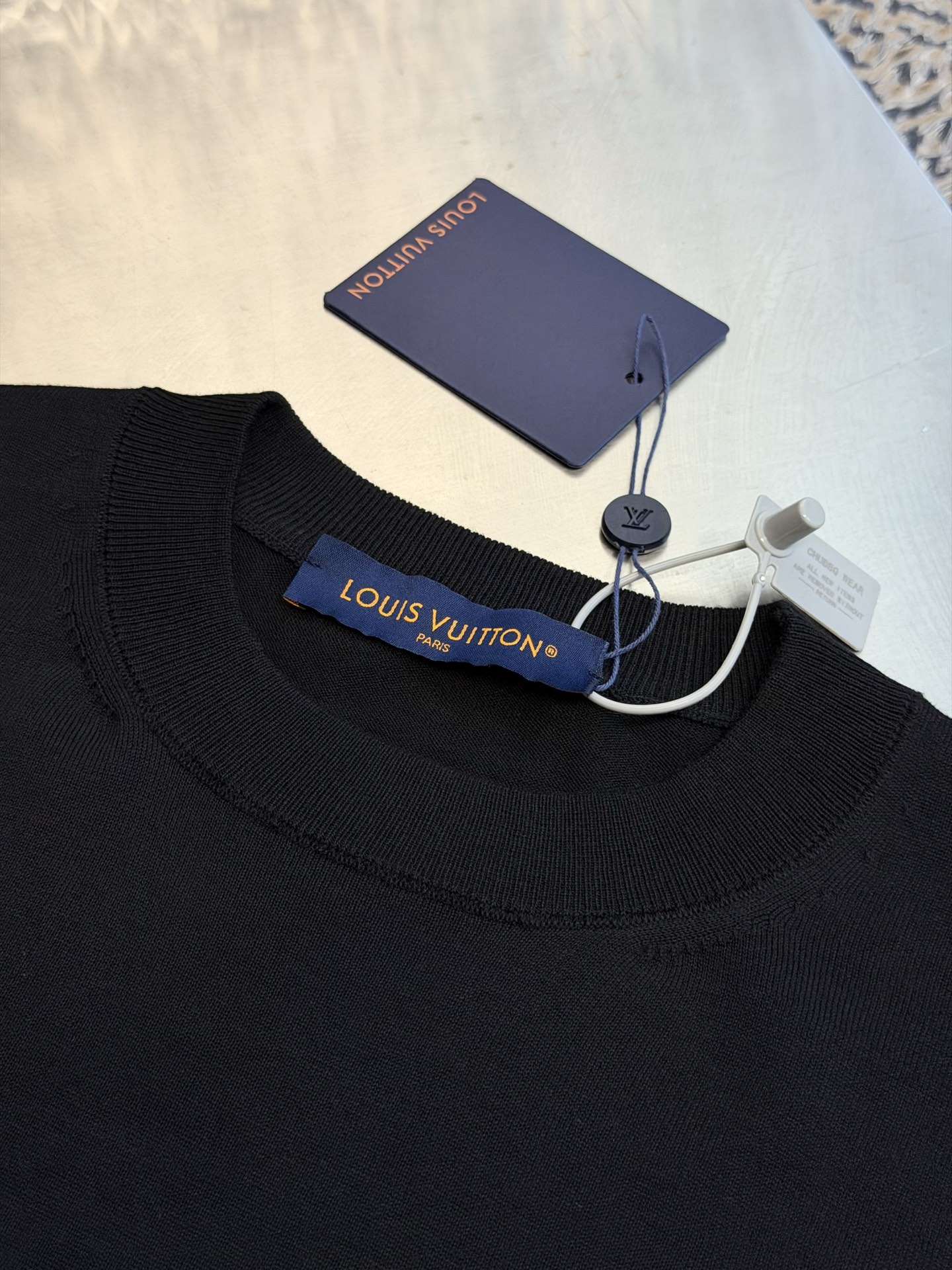 Lv jacquard logo cotton crewneck sweater 60-count double-ply combed cotton yarn, using a German imported (SOTO) 16 knitting machine, jacquard fabric, and enzyme washing of wool size:s m l xl ⚠️Hand washing is recommended (this product is made of wool and is not easy to machine wash) - Image 6