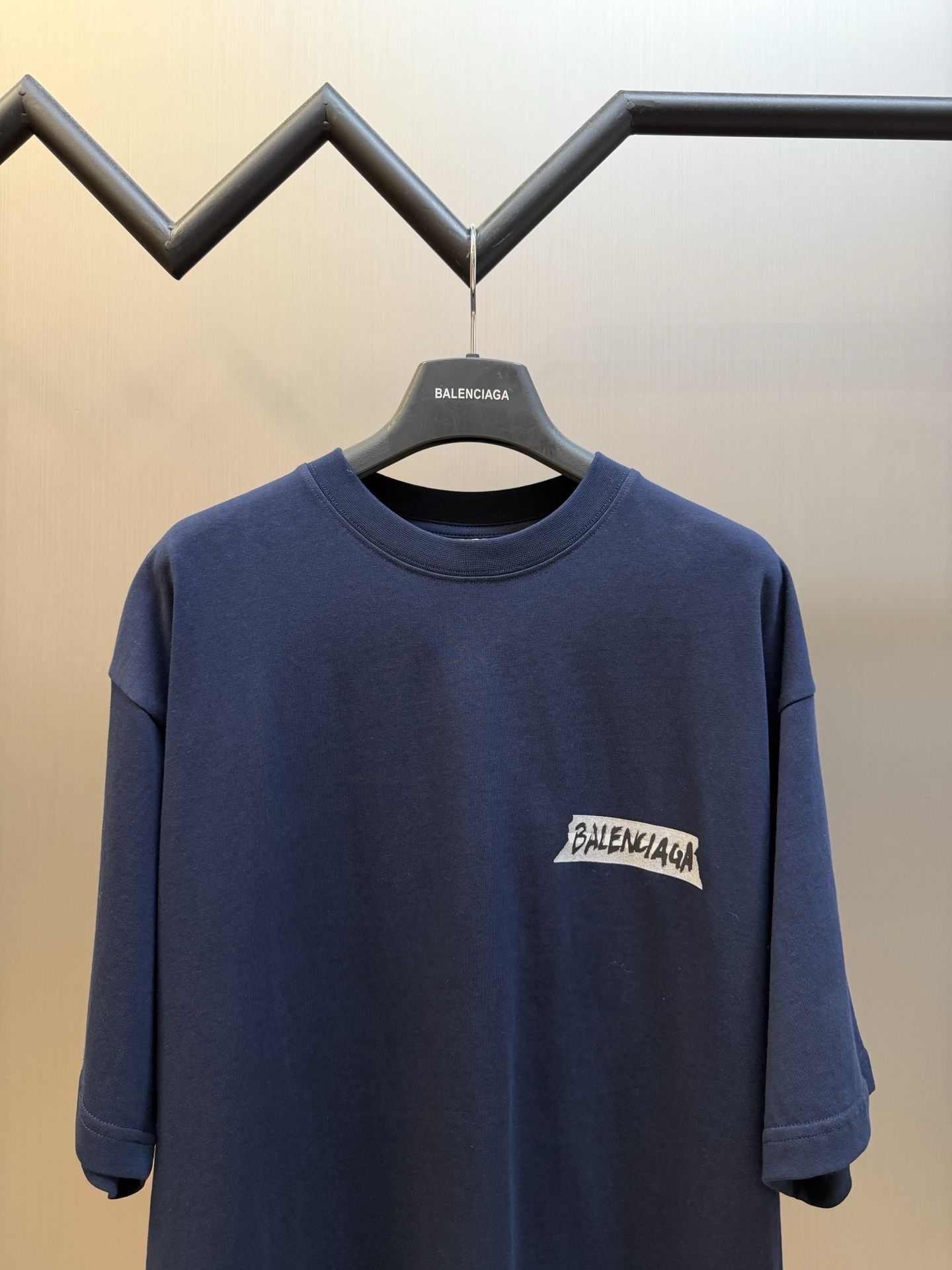 Paris tape print crew neck short sleeves The main body uses 24-count yarn to give the fabric a delicate and smooth texture, and the plain knitted structure brings good skin-friendliness and moderate elasticity. - Image 2