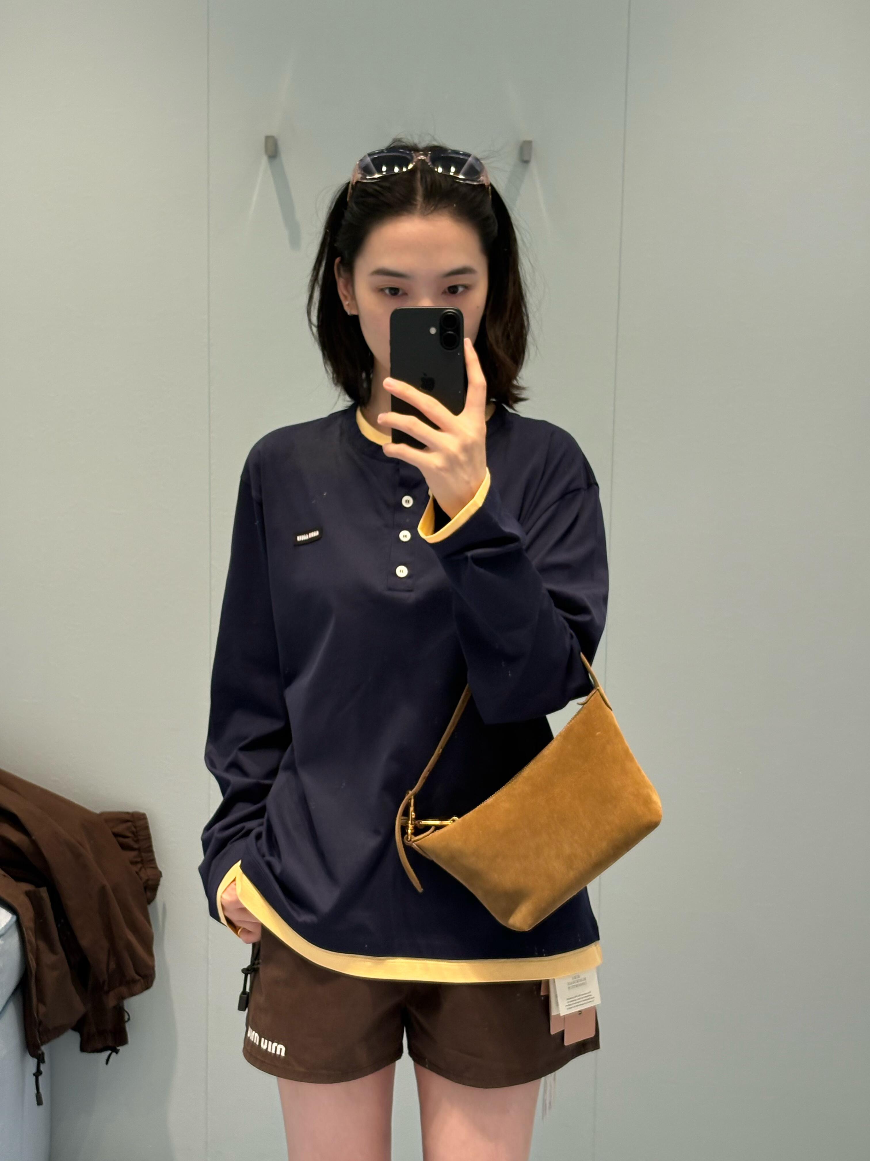 Miu yellow trim sweatshirt long sleeve Pure cotton lightweight knitted fabric, the body is made of 24-count special-spun compact cotton, 185g/m²; it is a medium-high count yarn, and the fabric texture is clear and delicate, with a delicate and smooth surface feel and good drape, achieving an ideal balance between softness and stiffness - Image 9