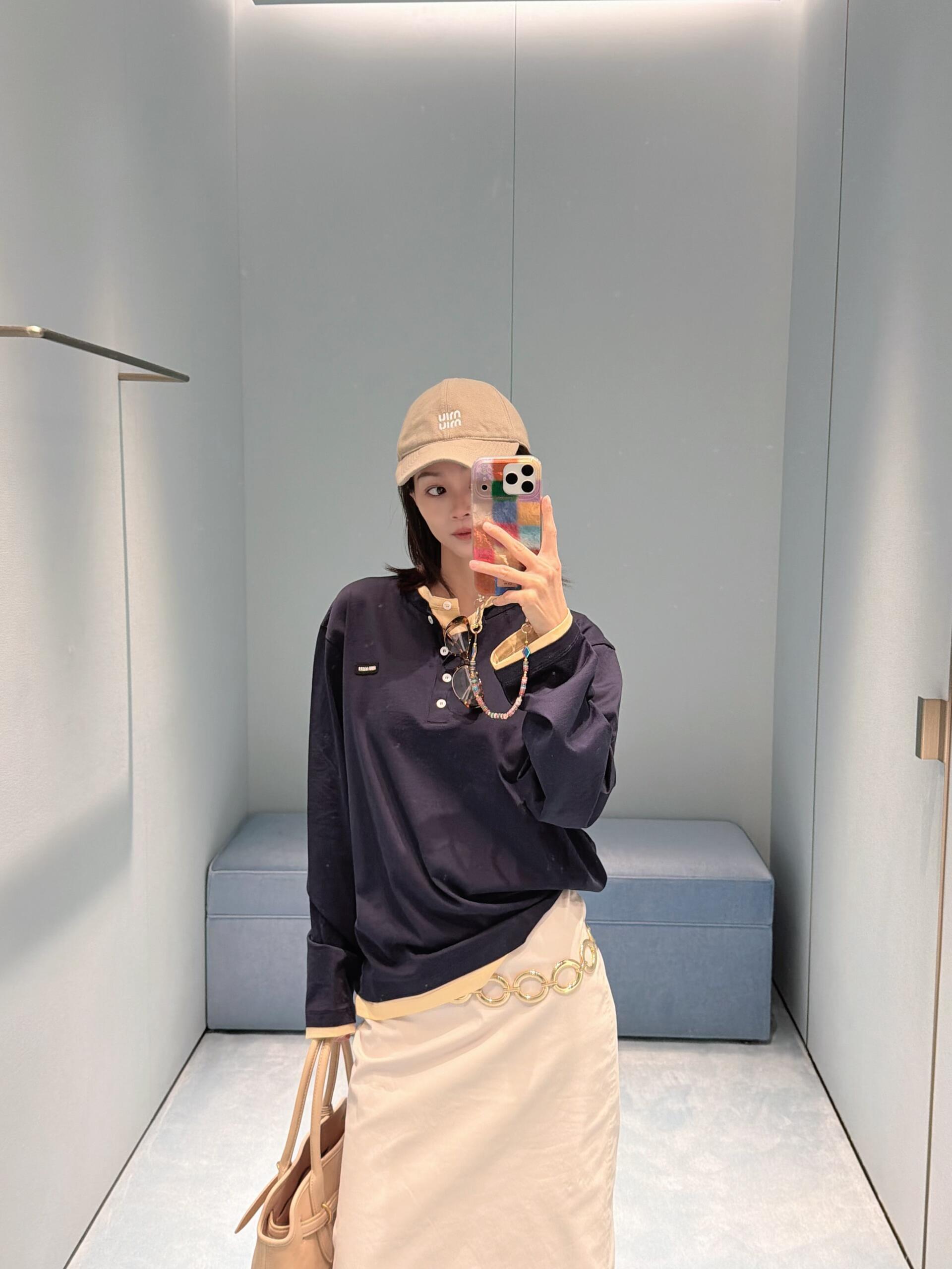 Miu yellow trim sweatshirt long sleeve Pure cotton lightweight knitted fabric, the body is made of 24-count special-spun compact cotton, 185g/m²; it is a medium-high count yarn, and the fabric texture is clear and delicate, with a delicate and smooth surface feel and good drape, achieving an ideal balance between softness and stiffness - Image 13