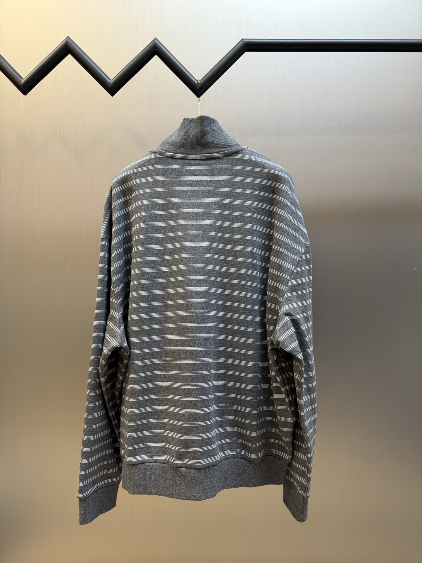 Miu gray and white striped stand collar zipper jacket White and gray interwoven jacquard terry bottom fabric, the main body is made of 24-count double yarn as the top layer, and the bottom layer is 10-count roving terry, with a weight of 380g/m²; the rib part uses a 21-count 2×2 structure, with a weight of 380g/m² - Image 4